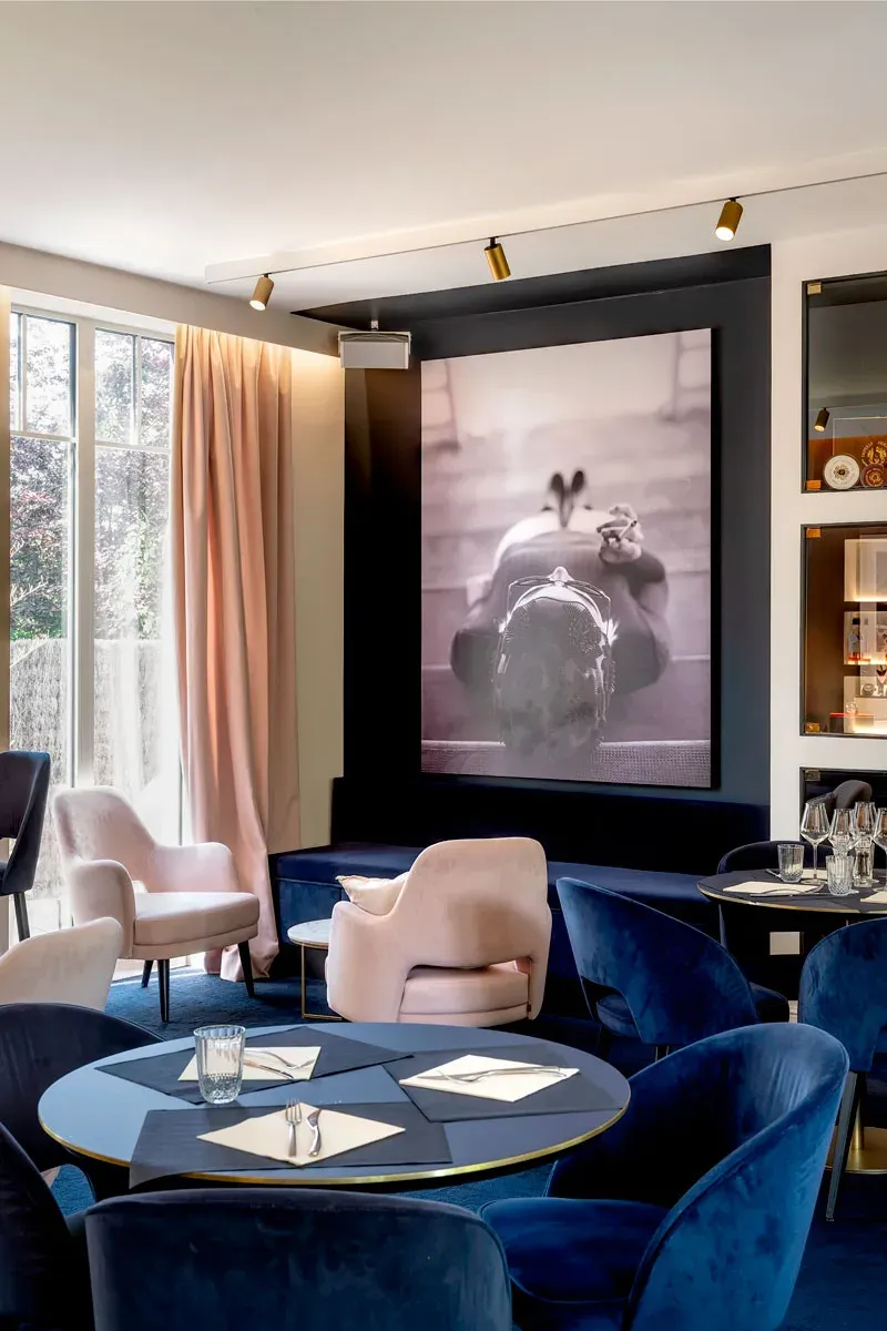 table de restaurant chic avec grande photo au mur — photo design intérieur Lille | Anteale Yann Manac’h 2025