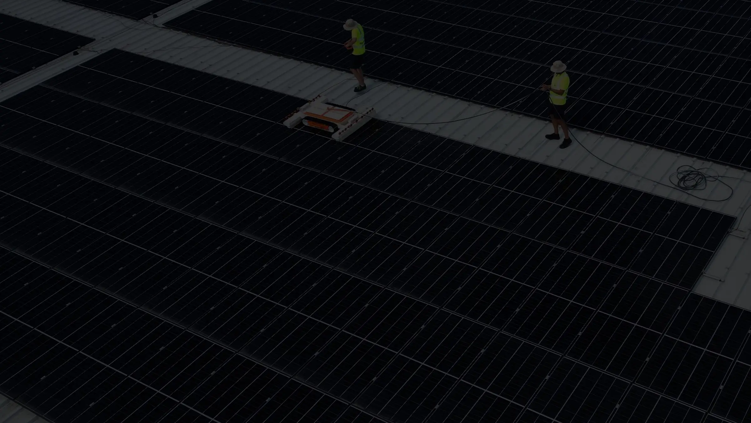 Echipa SpalPanouri curățând panouri fotovoltaice pe acoperiș industrial in bucuresti