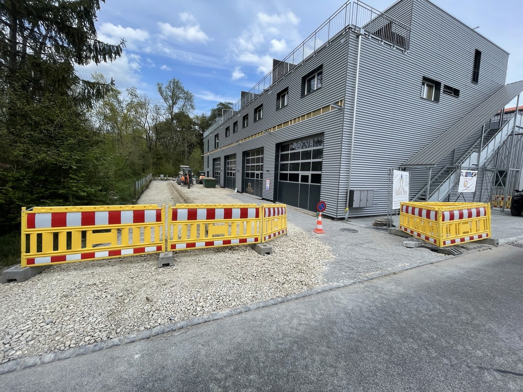 Neubau mit vier Gewerbehallen und darüberliegenden Duplex-Wohnungen.