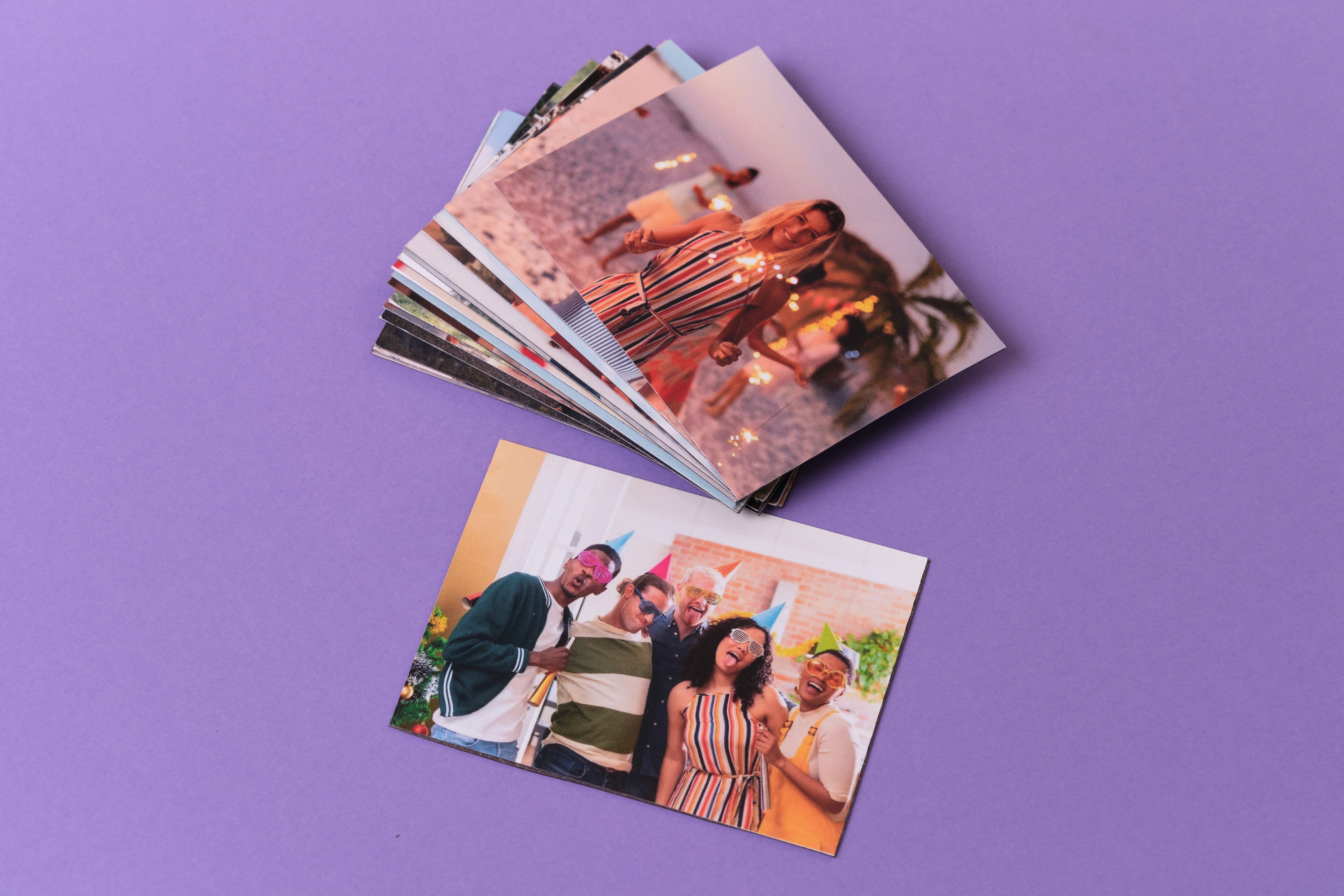 Pessoa segurando Fotolivro com foto em preto e branco de mãe beijando o filho recém-nascido, com o nome Pedro Henrique escrito na imagem