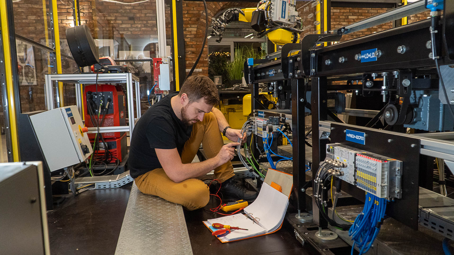 Autotikos kursai - žmogus skaito schemą