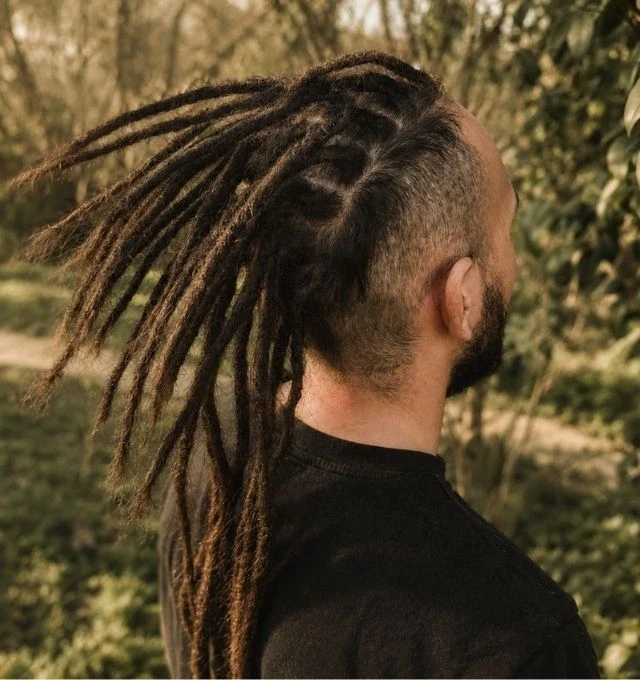 Création de dreadlocks demi-tête à domicile dans le Sud-Ouest par Claudie Dredauze, style undercut locks.