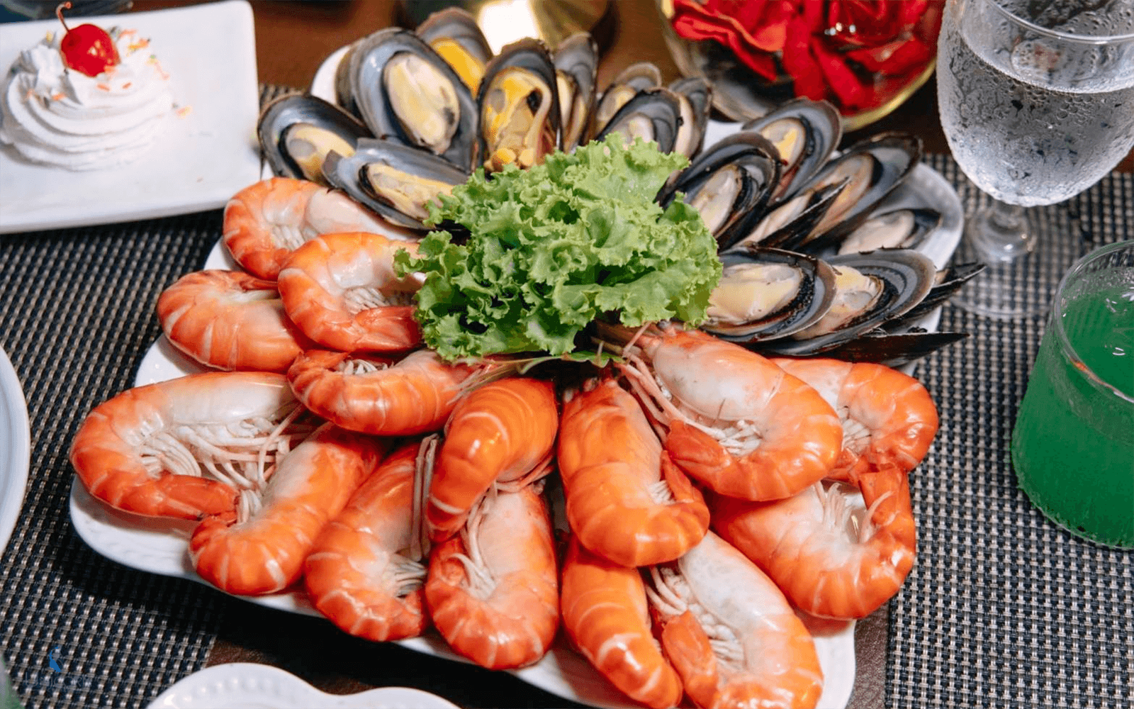 在曼谷的獨角獸晚餐巡遊中有蝦和貽貝的海鮮拼盤。