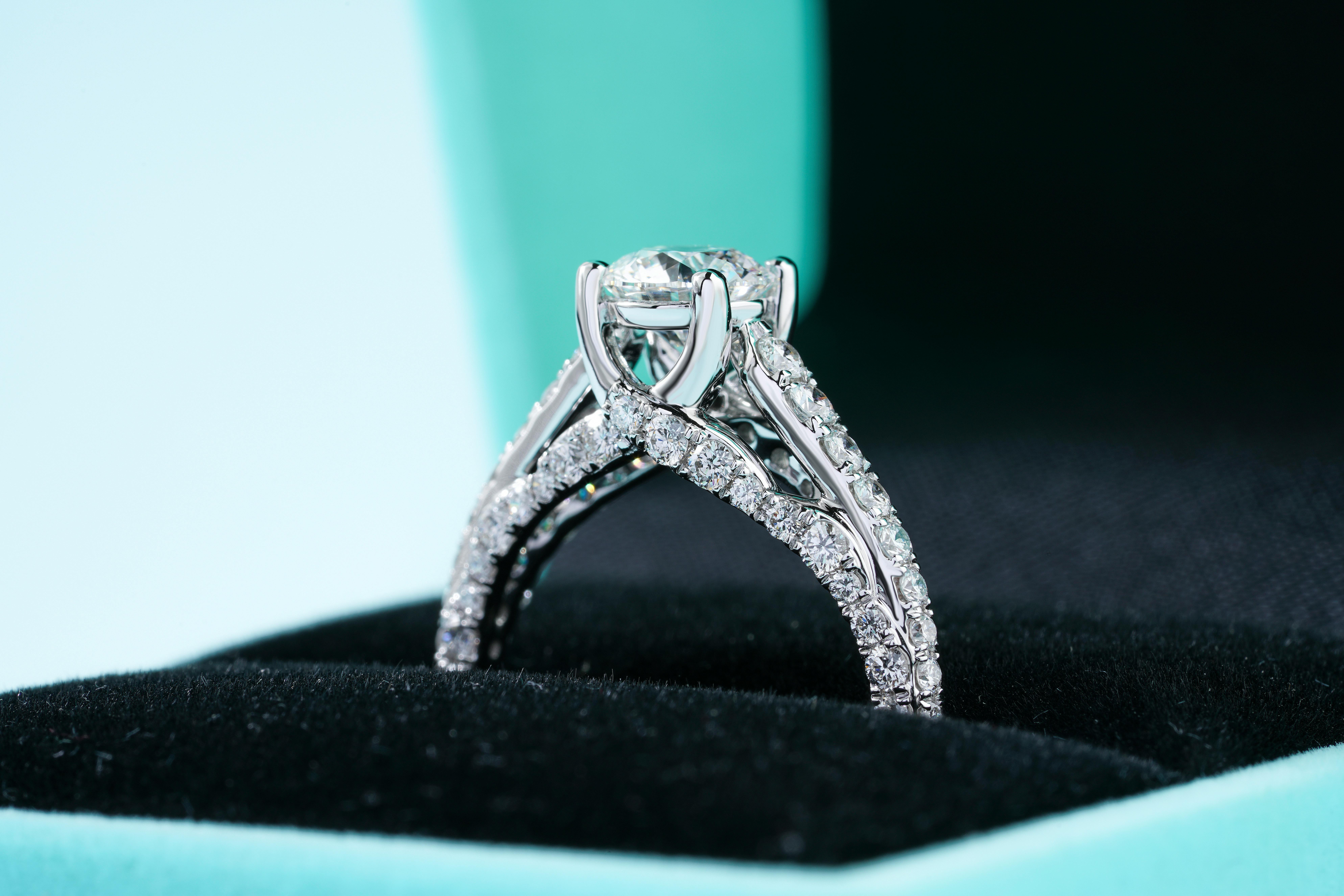 magnificent-diamond-engagement-ring-with-elegant-craftsmanship,-displayed-beauti - the-glorious-studio (pexels)
