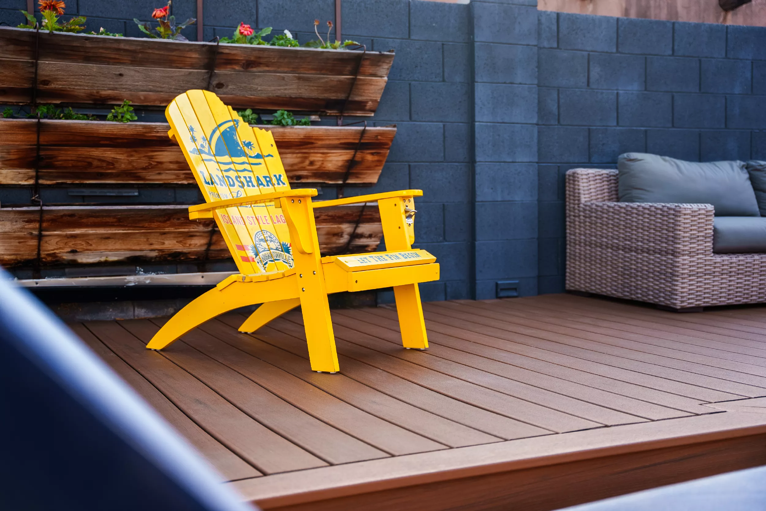 HBC Desks – A Contemporary Poolside Sanctuary with Trex Transcend Lineage decking