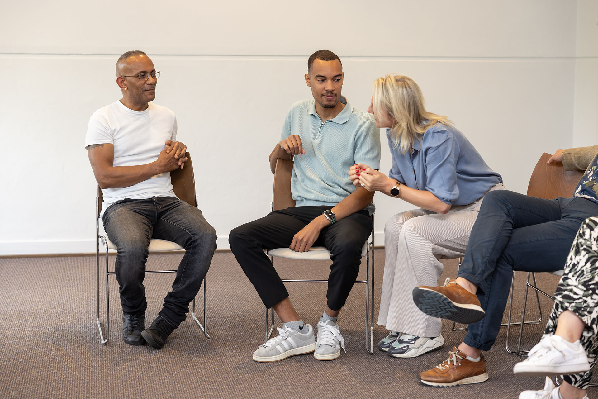 Esther legt iets uit aan twee deelnemers