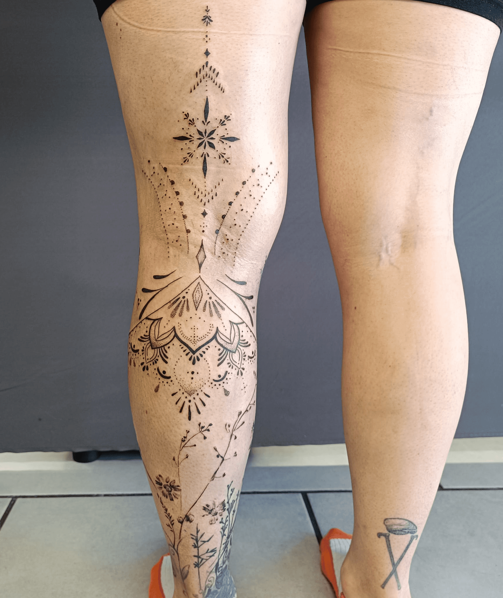 tatouage mollet noir