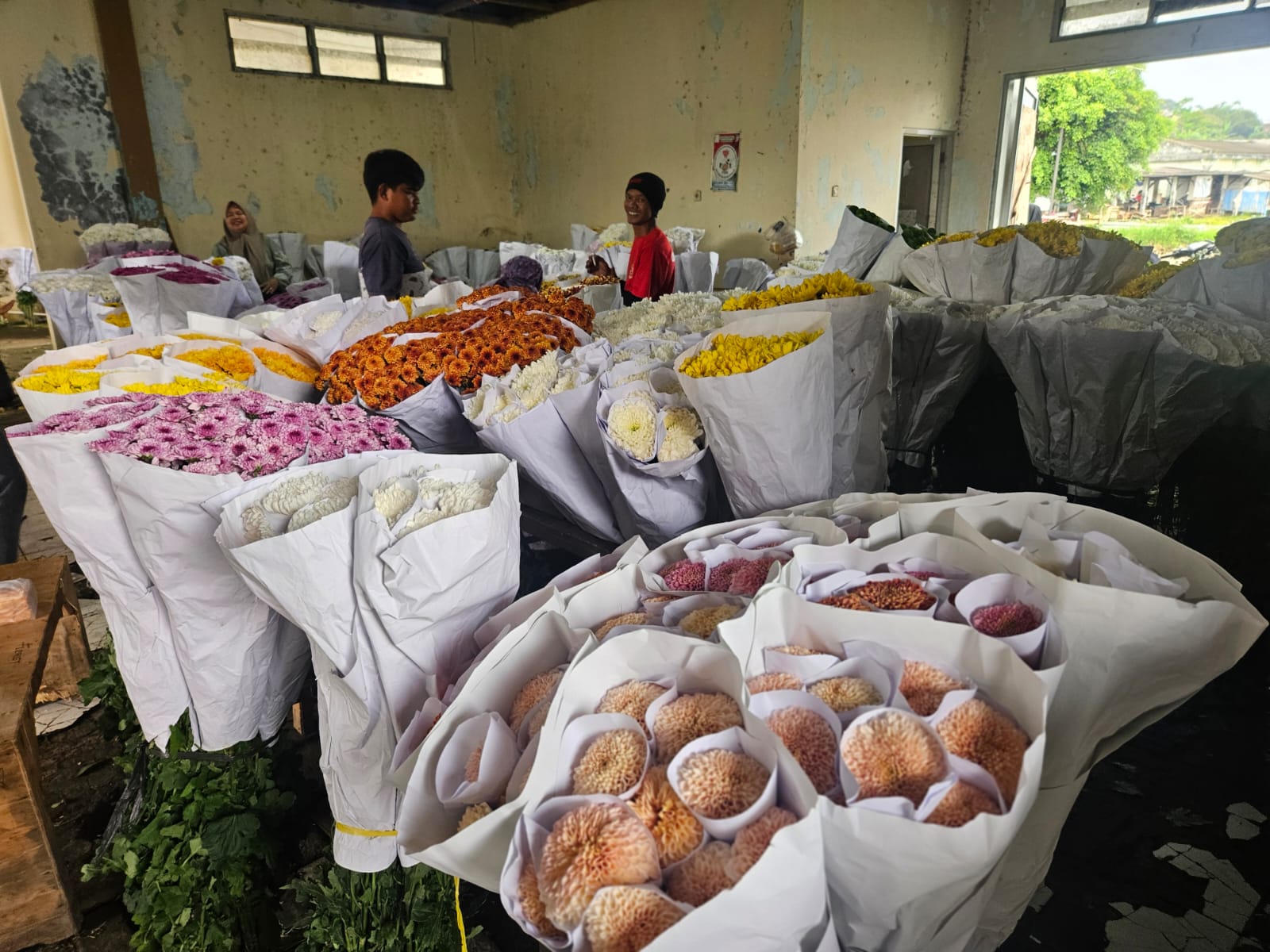 Pedagang bunga di Pasar Bandungan Jawa sedang menanti pembeli.