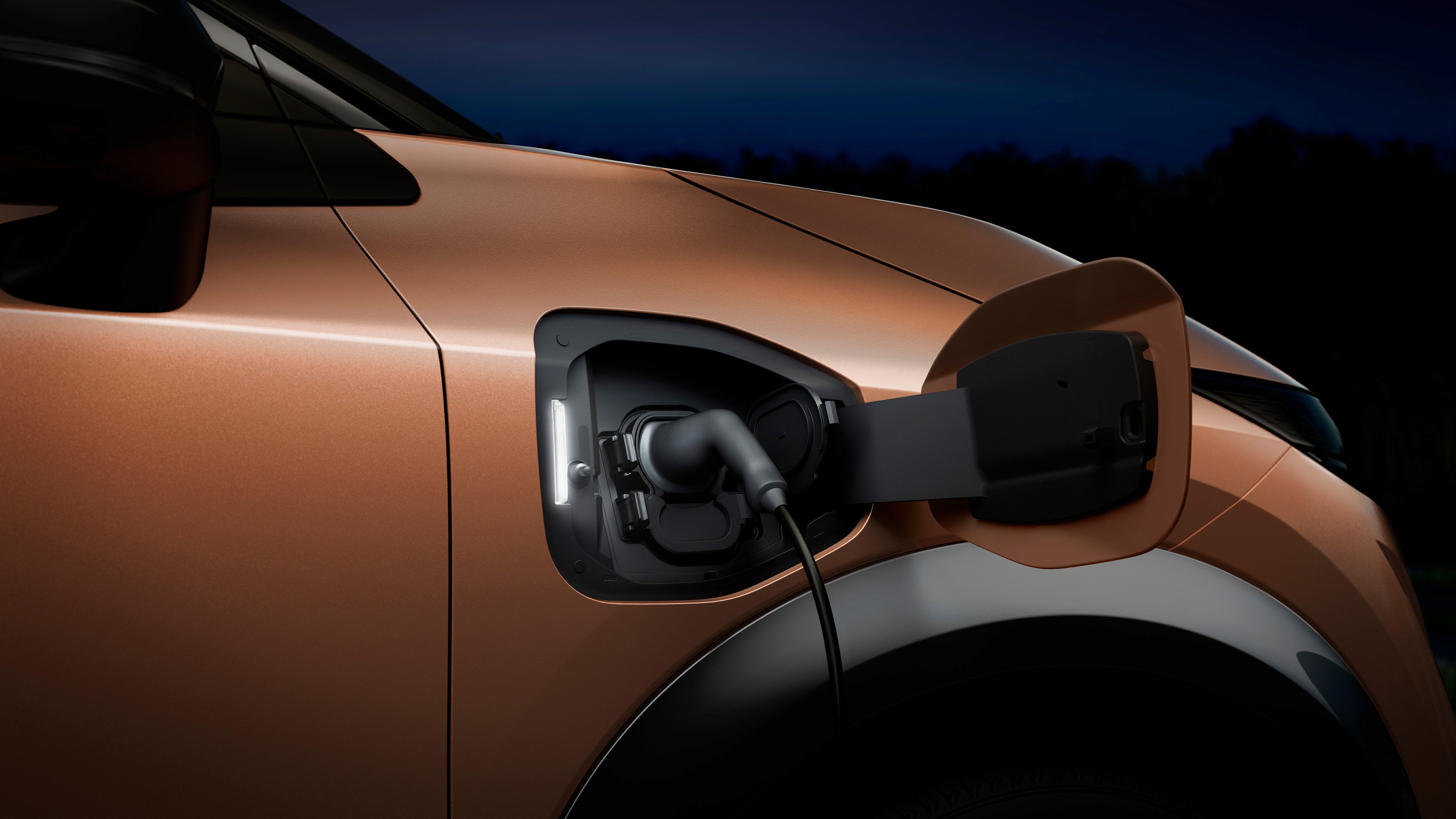 "Dos mujeres conversando alegremente mientras revisan documentos en un concesionario Maas, con un coche rojo de fondo."