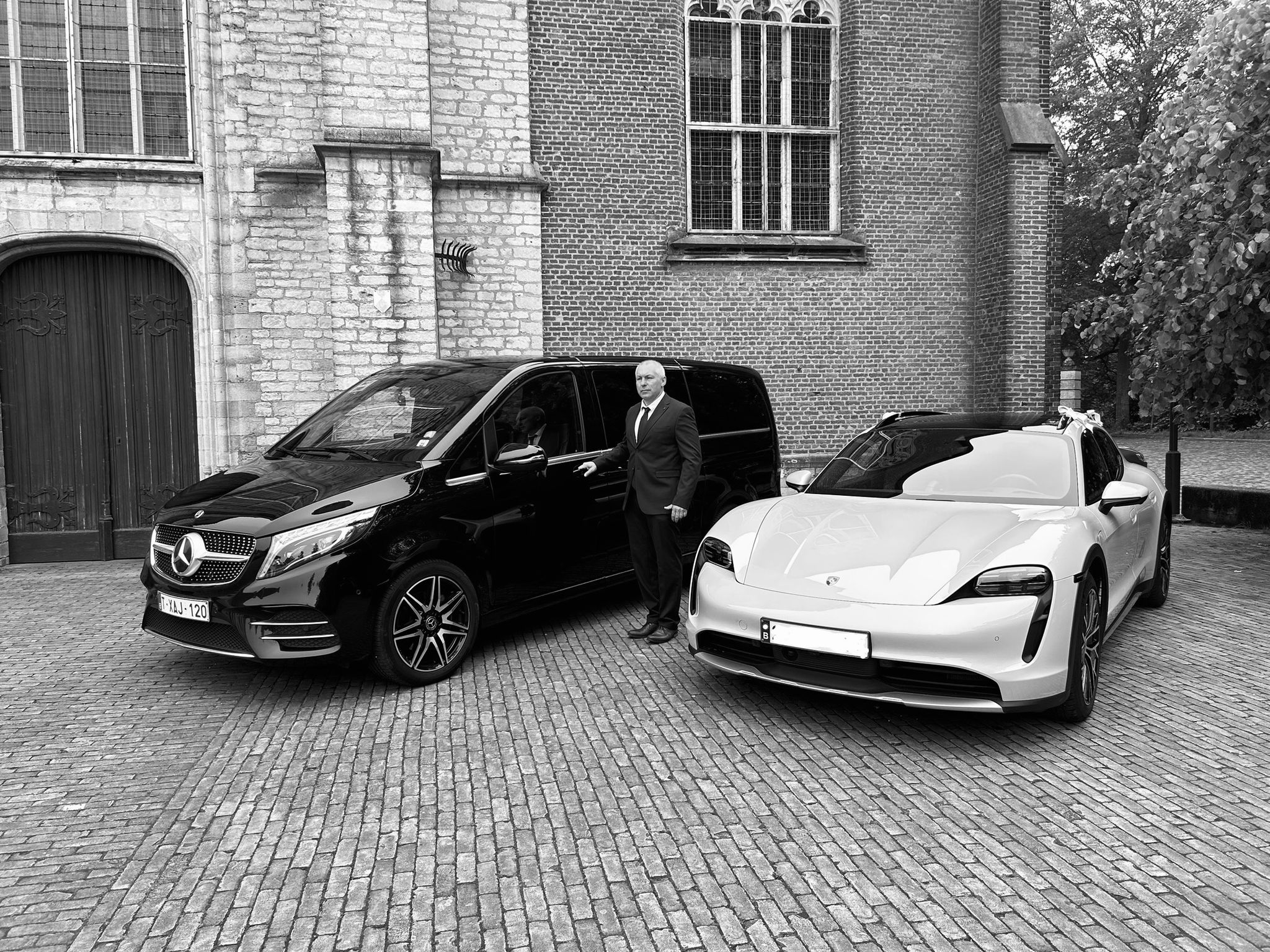 Vooraanzicht van twee schuin geparkeerde Mercedes-Benz V-Klasse busjes naast elkaar