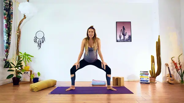 Pregnant woman in a hands-and-knees yoga pose – adaptable prenatal yoga class for all trimesters honouring breath awareness and where you are right now