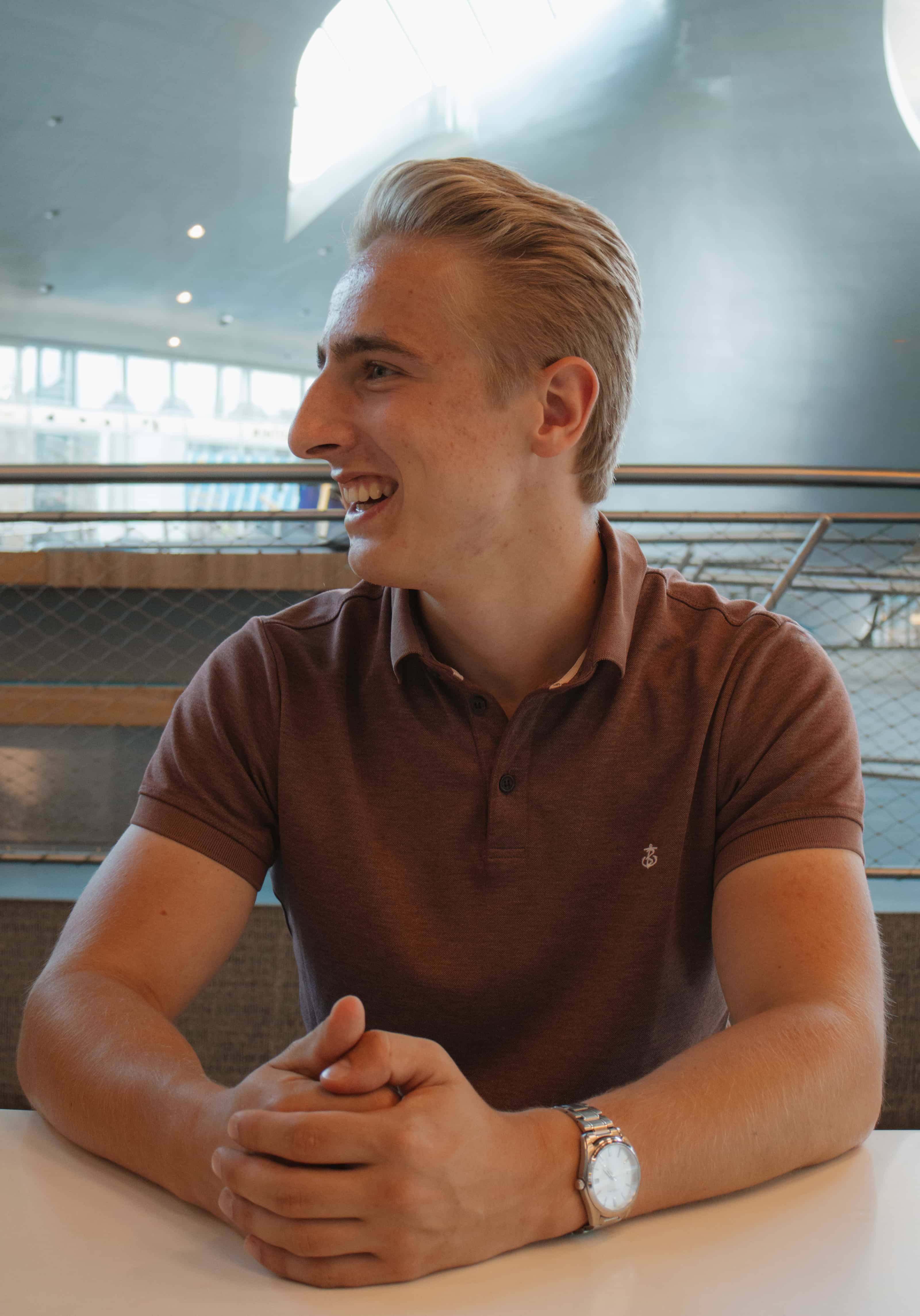 Senna Boseker lachend aan tafel