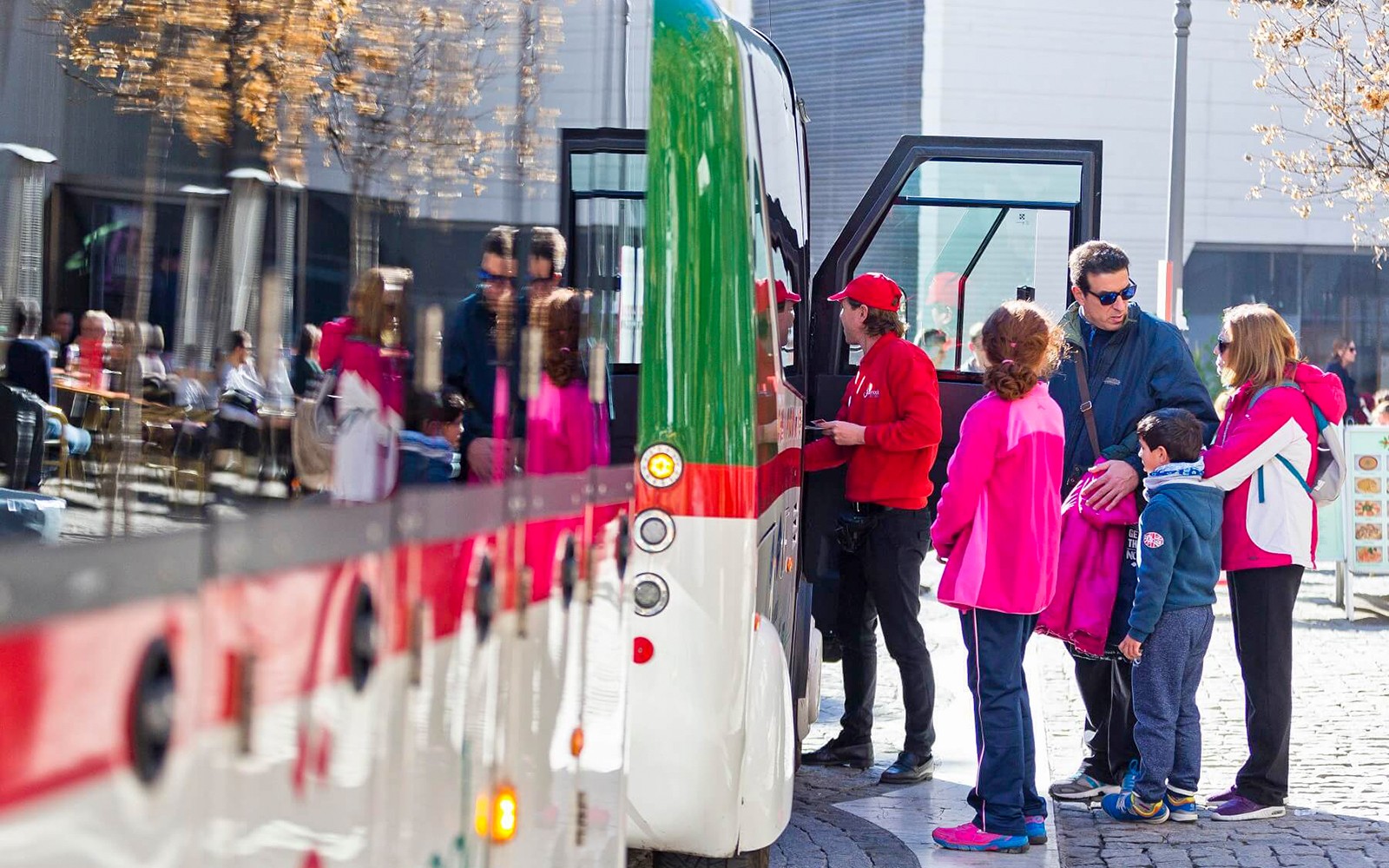 Turister går ombord i en turbuss i Granada.