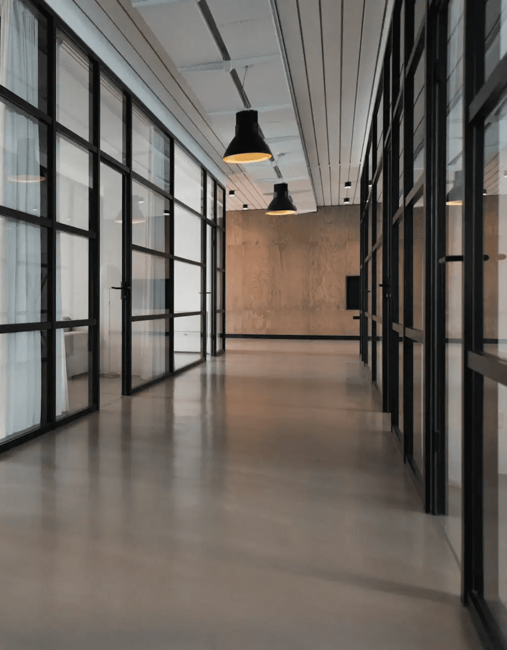 Modernes Agenturbüro von Webnity-X aus Köln mit hellen Räumen und Glaswänden – Arbeitsumgebung für Website Relaunch Projekte.