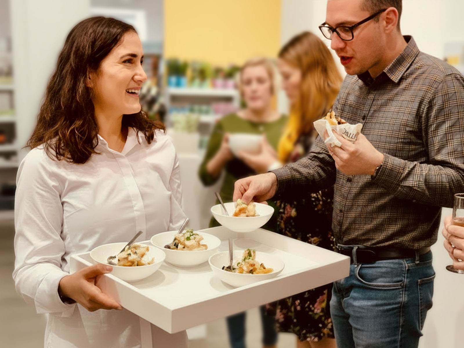 Messebesucher genießen Catering-Speisen am Stand