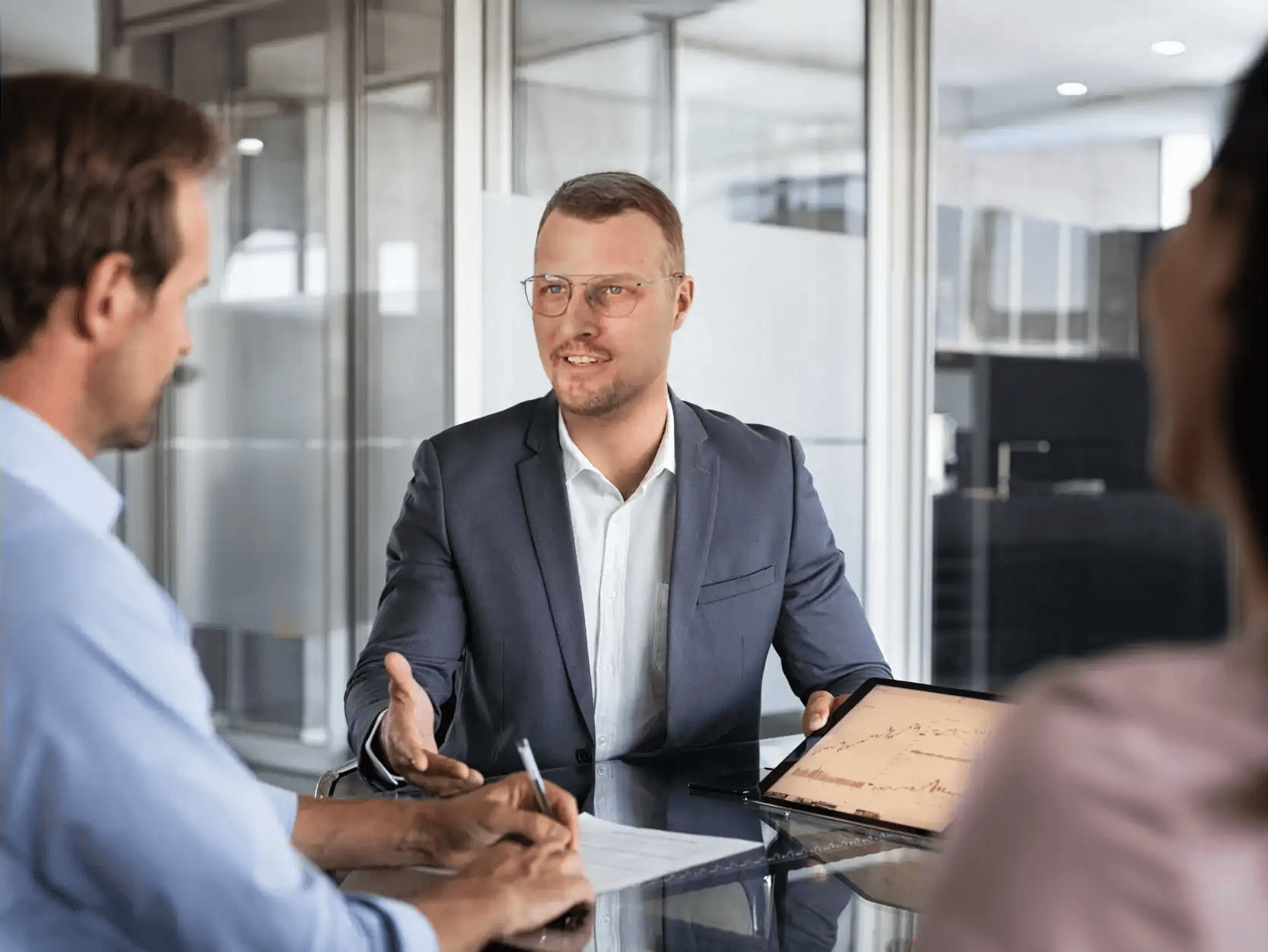 Beratungsgespräch zwischen zwei Geschäftspartnern im Büro