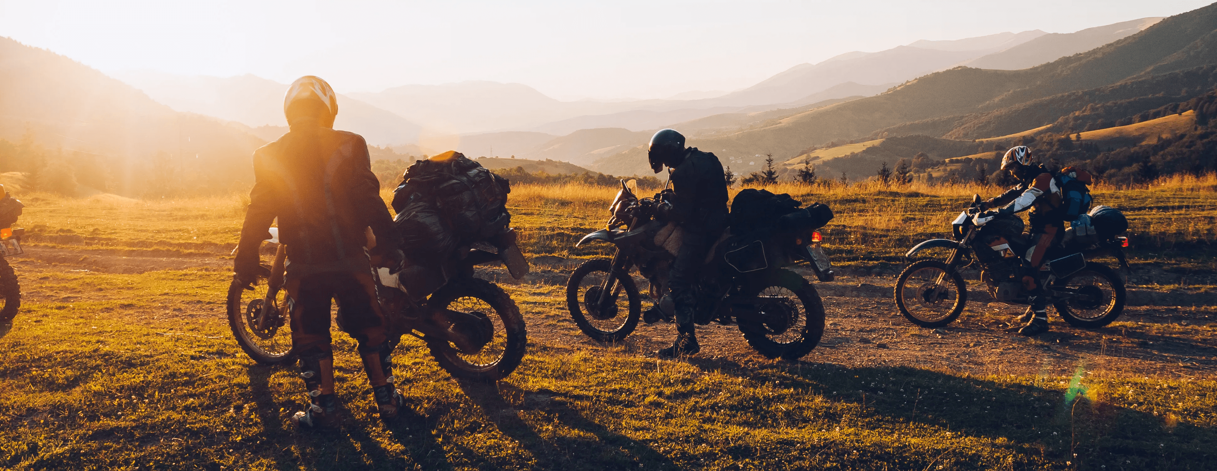 Motards réunis en groupe, illustrant la communauté On Wheels et le plaisir de rouler ensemble.