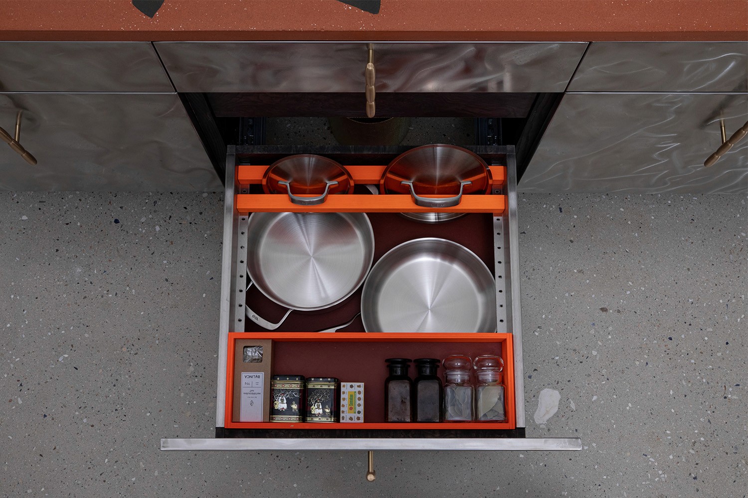scene21-modular-kitchen-filled-drawer-jiri-krejcirik-2