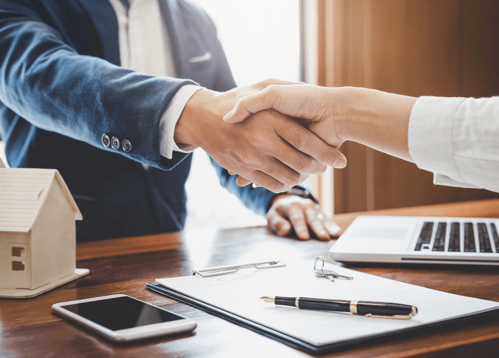 A handshake over a desj