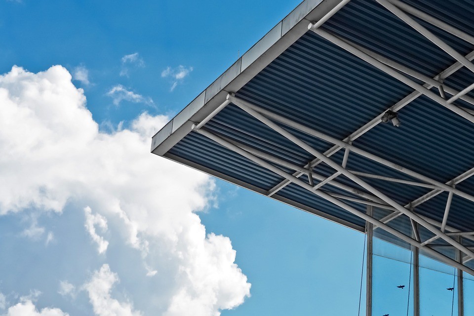 โครงสร้างหลังคาอาคารที่มีส่วนประกอบโครงสร้างทำจากเหล็กประเภทต่างๆ ท่อเหล็ก ท่อกลม 