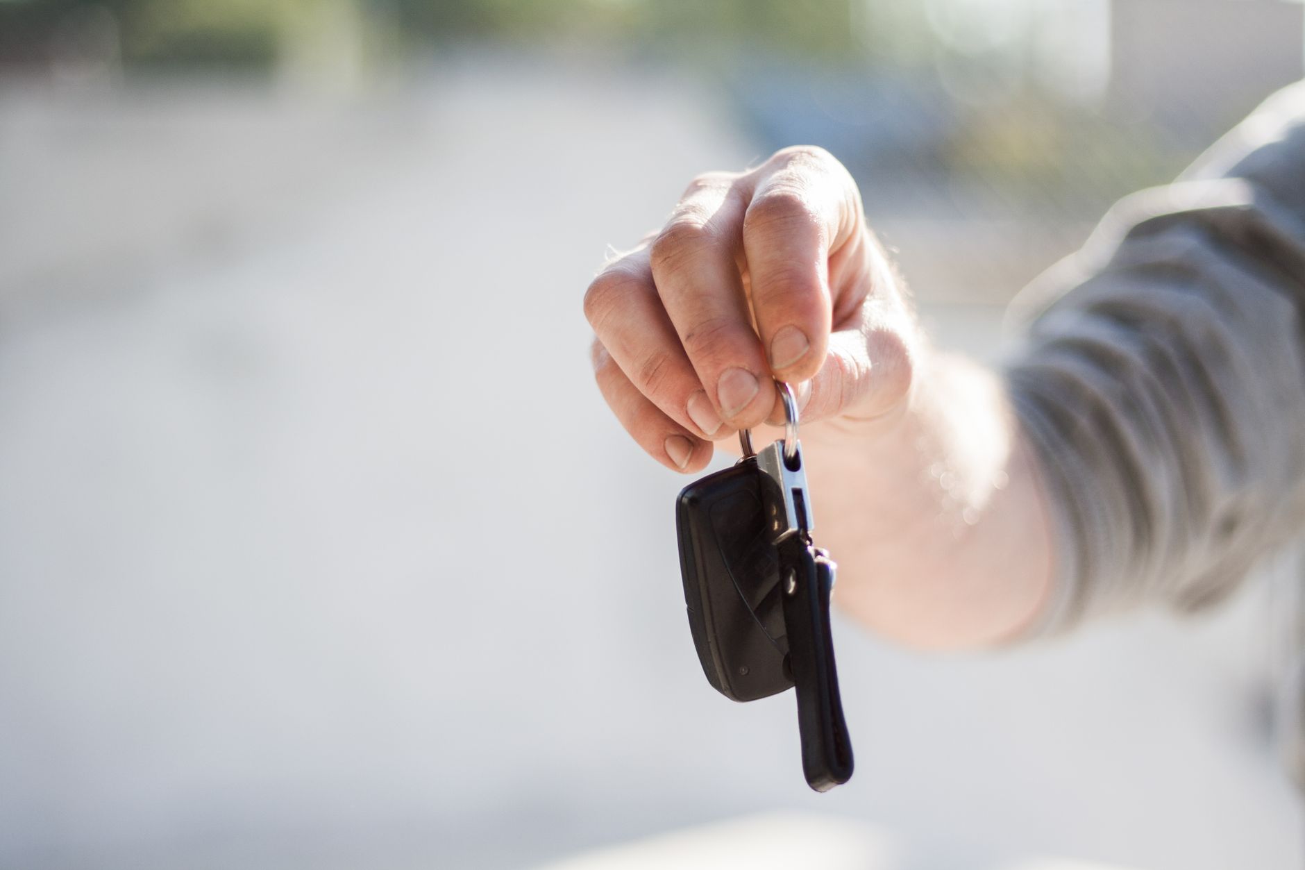 Carro por assinatura vale mais a pena que financiamento: Chevrolet Onix e outros 4 modelos surpreendem na ponta do lápis
