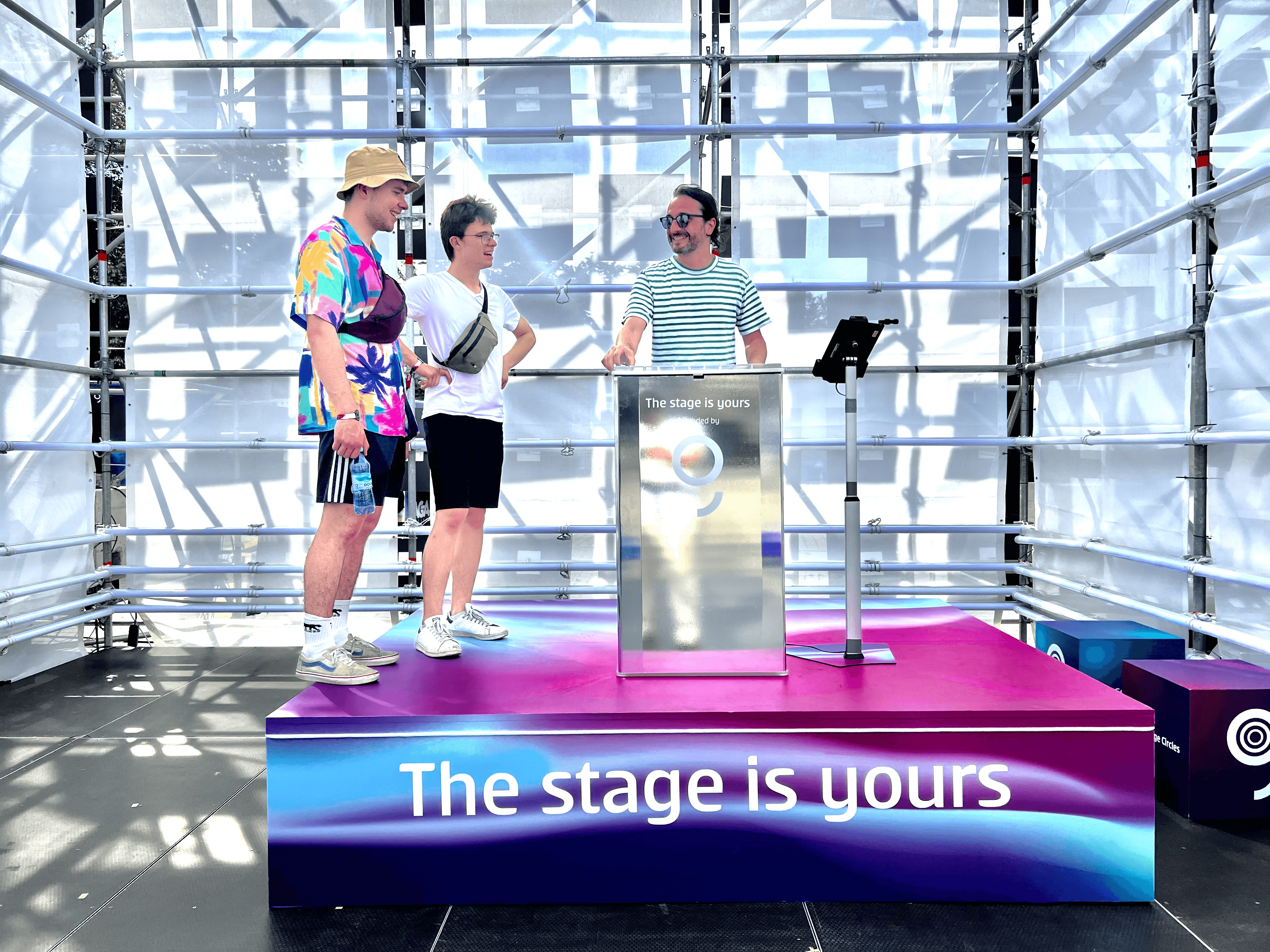 Participanți mixând muzică pe scena George la SAGA Festival