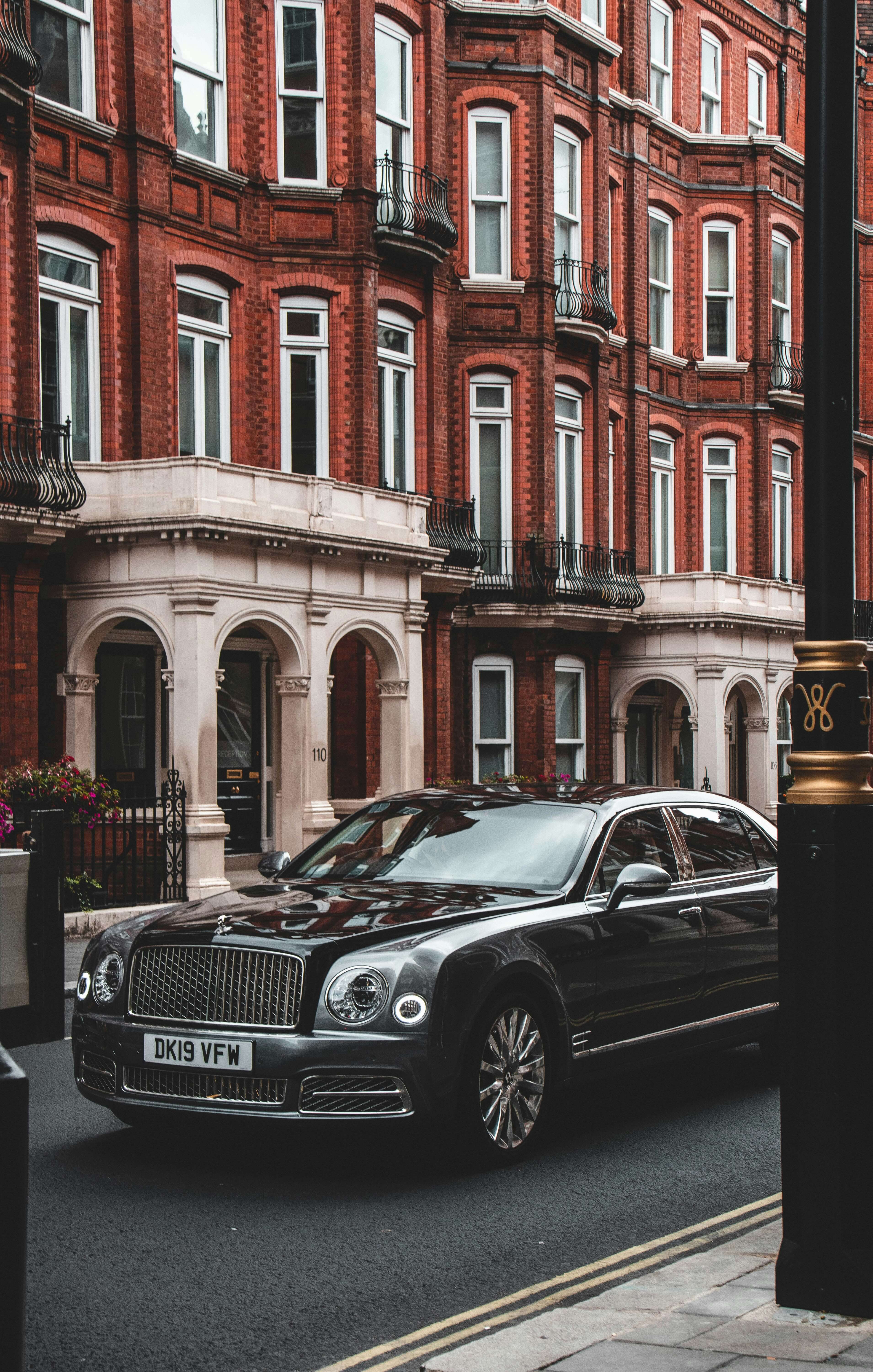 Bentley Luxusfahrzeug vor historischer Fassade