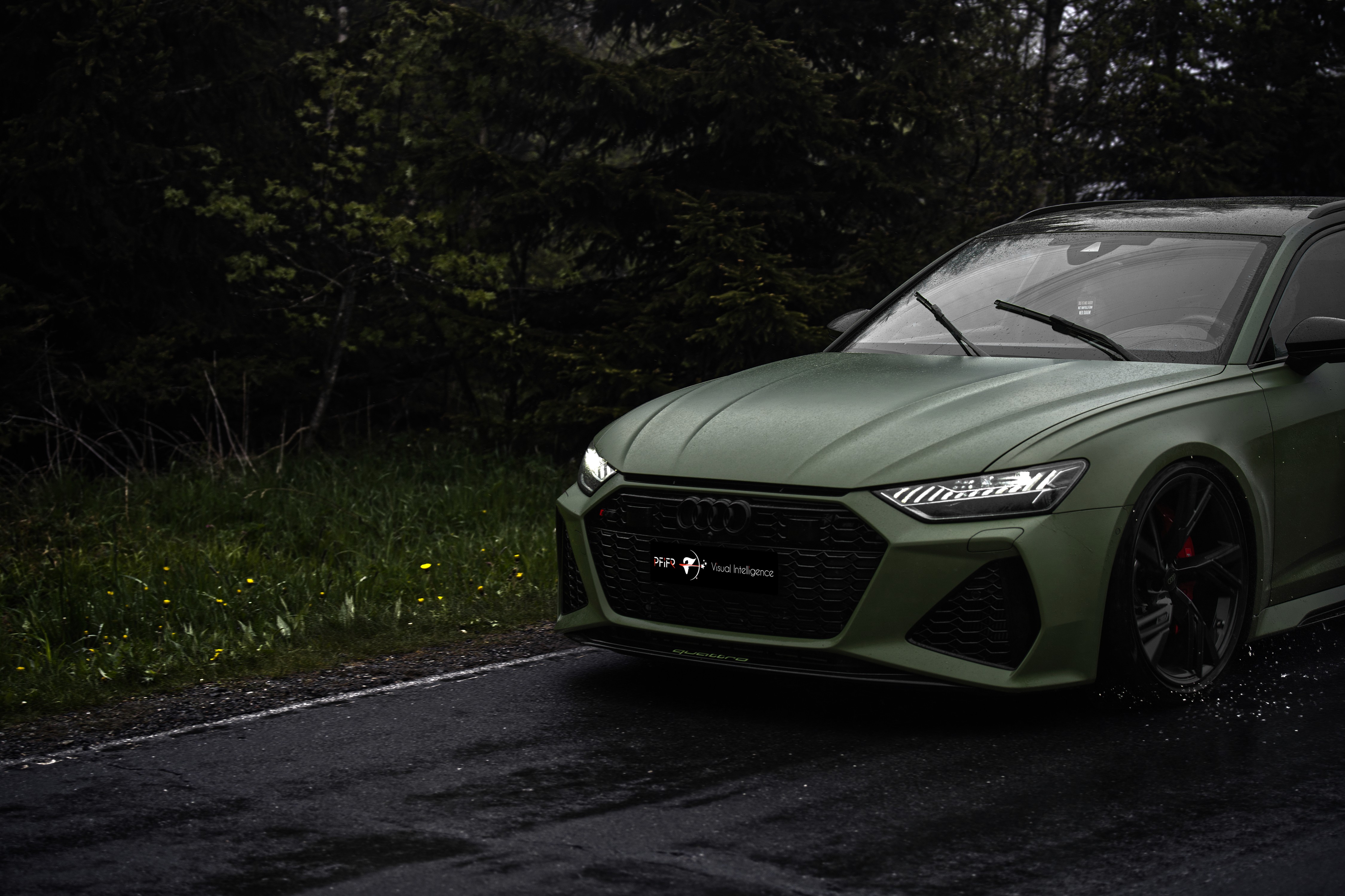 Mattgrüner Audi RS6 in dynamischer Frontansicht auf nasser Waldstraße, fotografiert in cinematischem Low-Light-Stil als Projekt von PFiFR® Visual Intelligence.