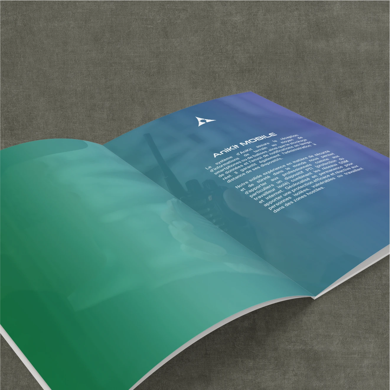 Double page du guide utilisateur AniKit dediee au module mobile avec grande surface degradee verte et bleue et texte de presentation.