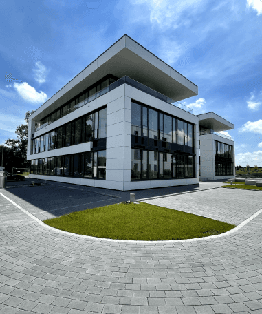 Bürogebäudekomplex im Weitwinkel fotografiert an einem sonnigen Tag