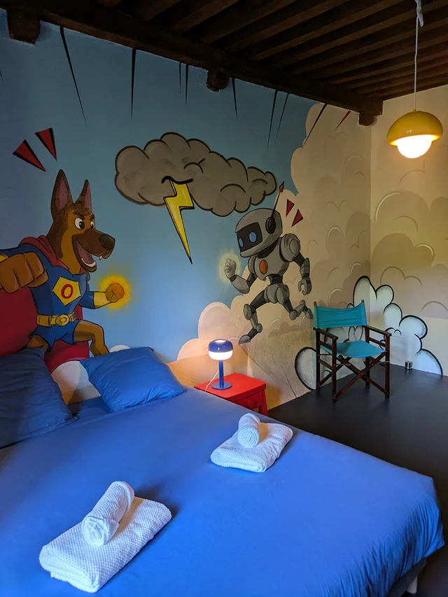 Autre vue de la fresque murale animée dans la chambre Tuils’Heroe