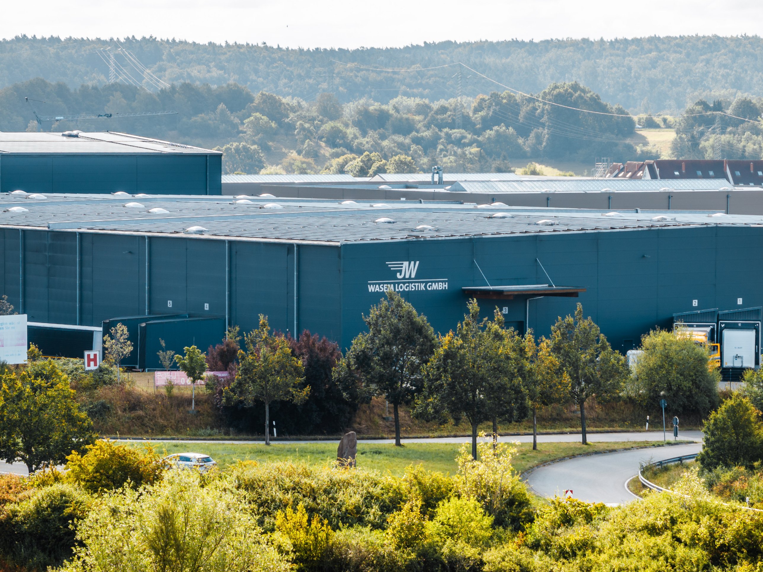 Halle der Wasem Logistik GmbH in Holzbauweise mit Photovoltaik