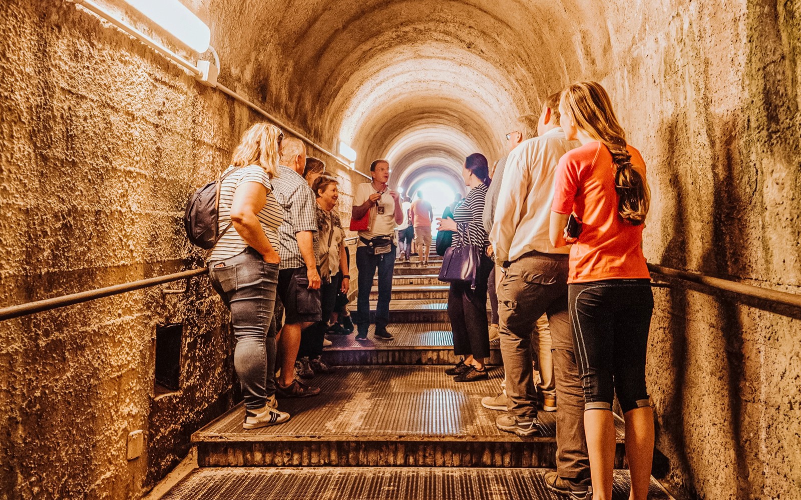 由专业导游陪同的意大利庞贝古城隧道观光之旅。