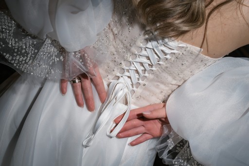 Detaliu corsaj rochie de mireasă cu nasturi perlați și dantelă — fotograf detalii rochie mireasă