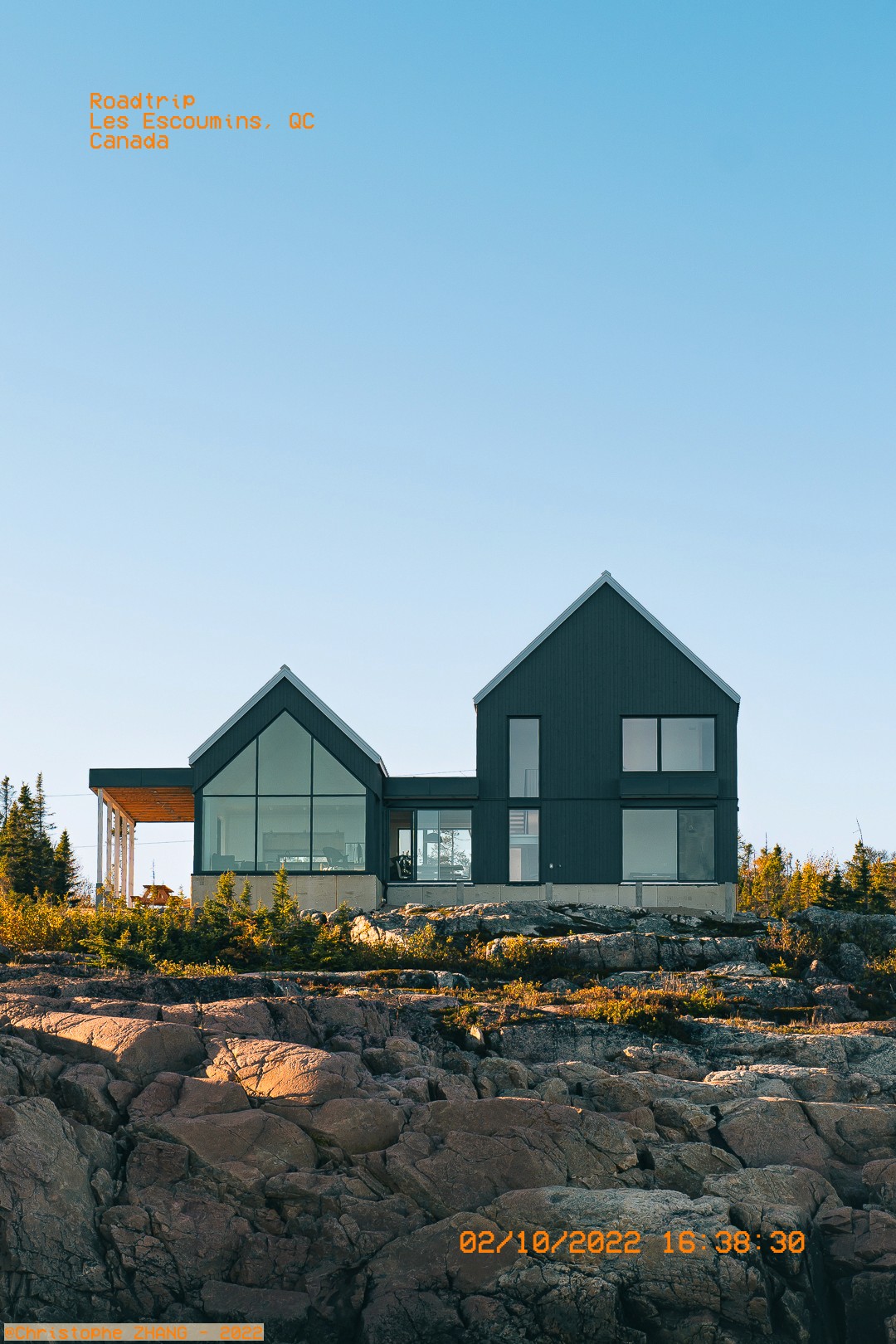 Maison contemporaine noire perchée sur les rochers aux Escoumins.
