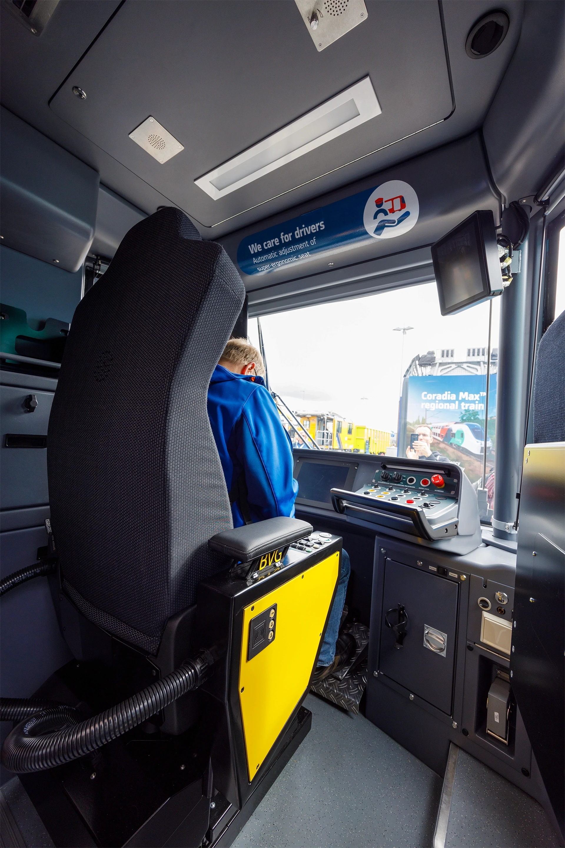 Alstom Flexity Berlin Tram Führerstand: Blick in das Fahrerpult mit ergonomischem Sitz und Bedienpanel auf der InnoTrans 2024