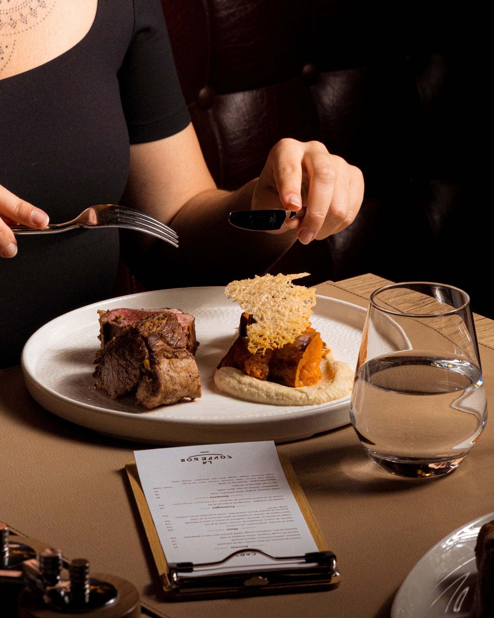 Assiette de viande servie avec ses accompagnements dans une ambiance chaleureuse, illustrant la cuisine moderne et conviviale du restaurant à Vichy.