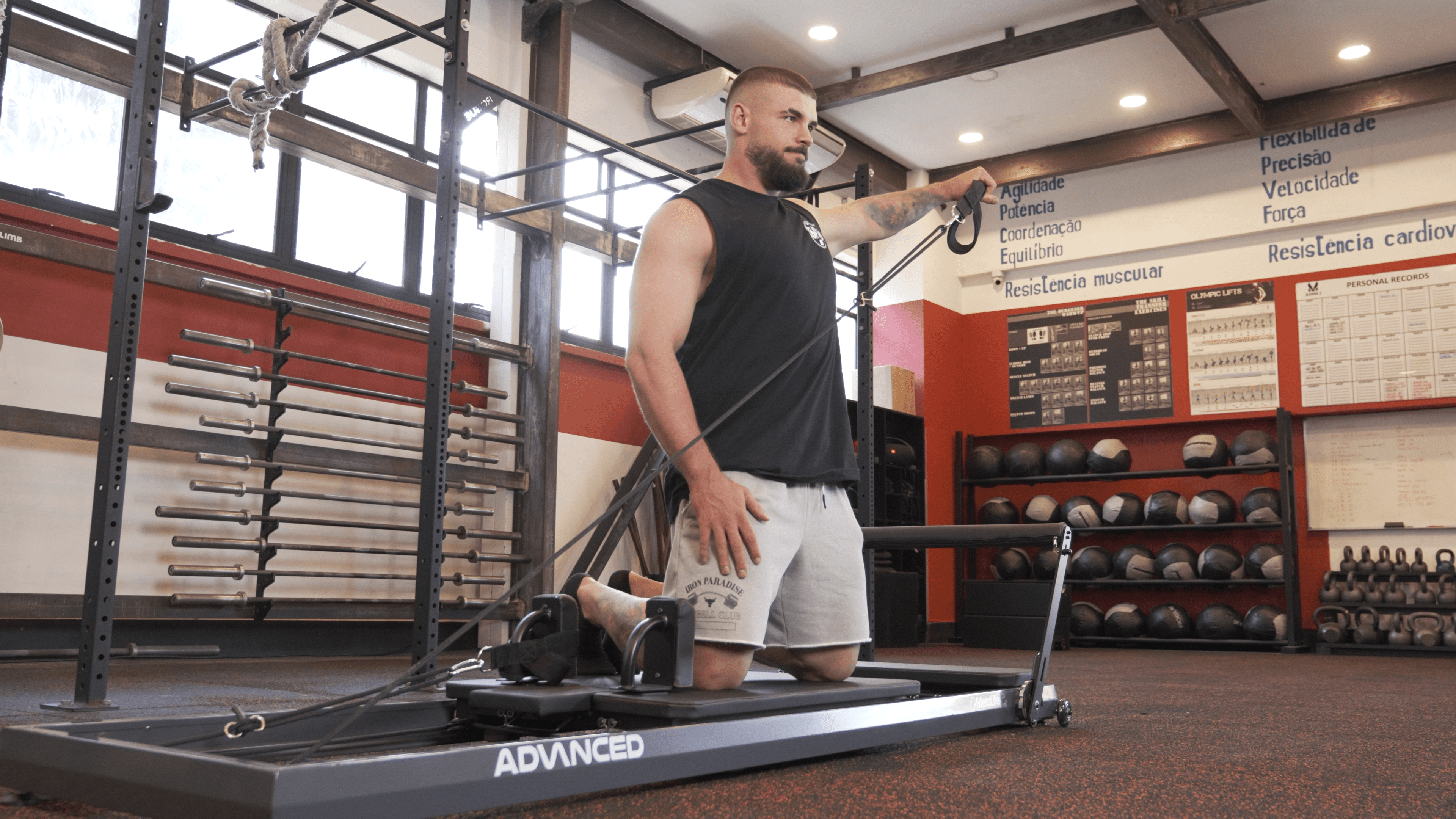 Aula individual utilizando o Reformer Advanced da MetaLife
