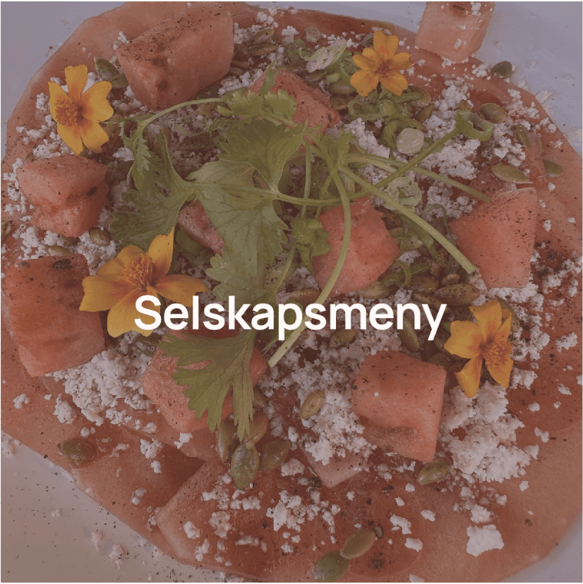 Fargerikg og fristende matrett med overlay "selskapsmeny"