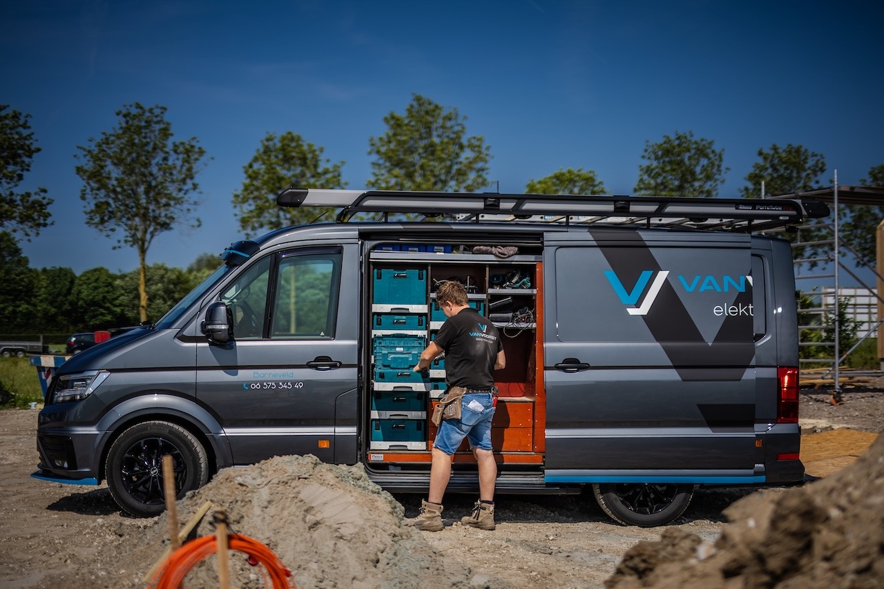 Reinard van Van Voorst bij een werkbus op locatie
