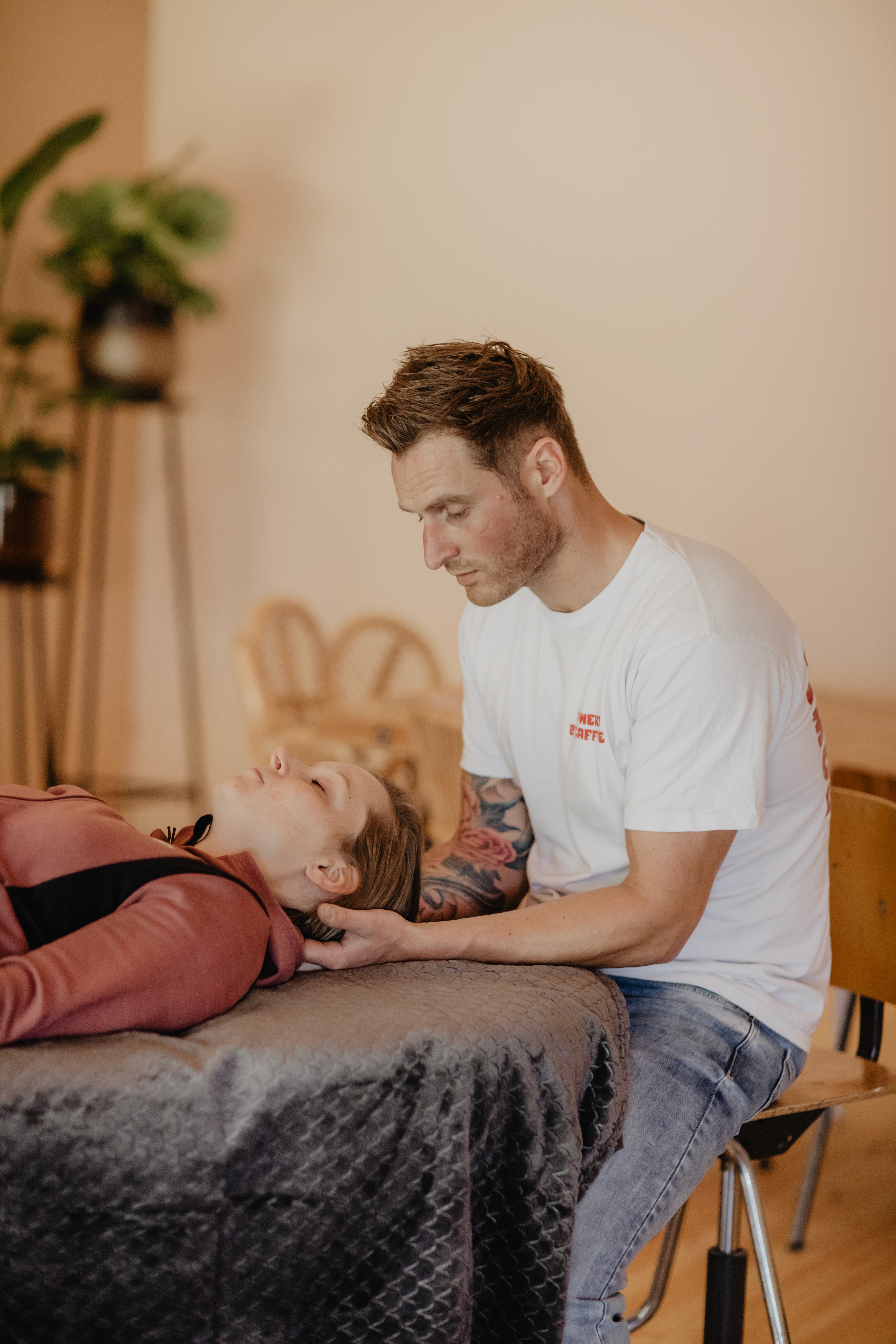 Rens Praktijk Moshe craniosacraal therapie sessie