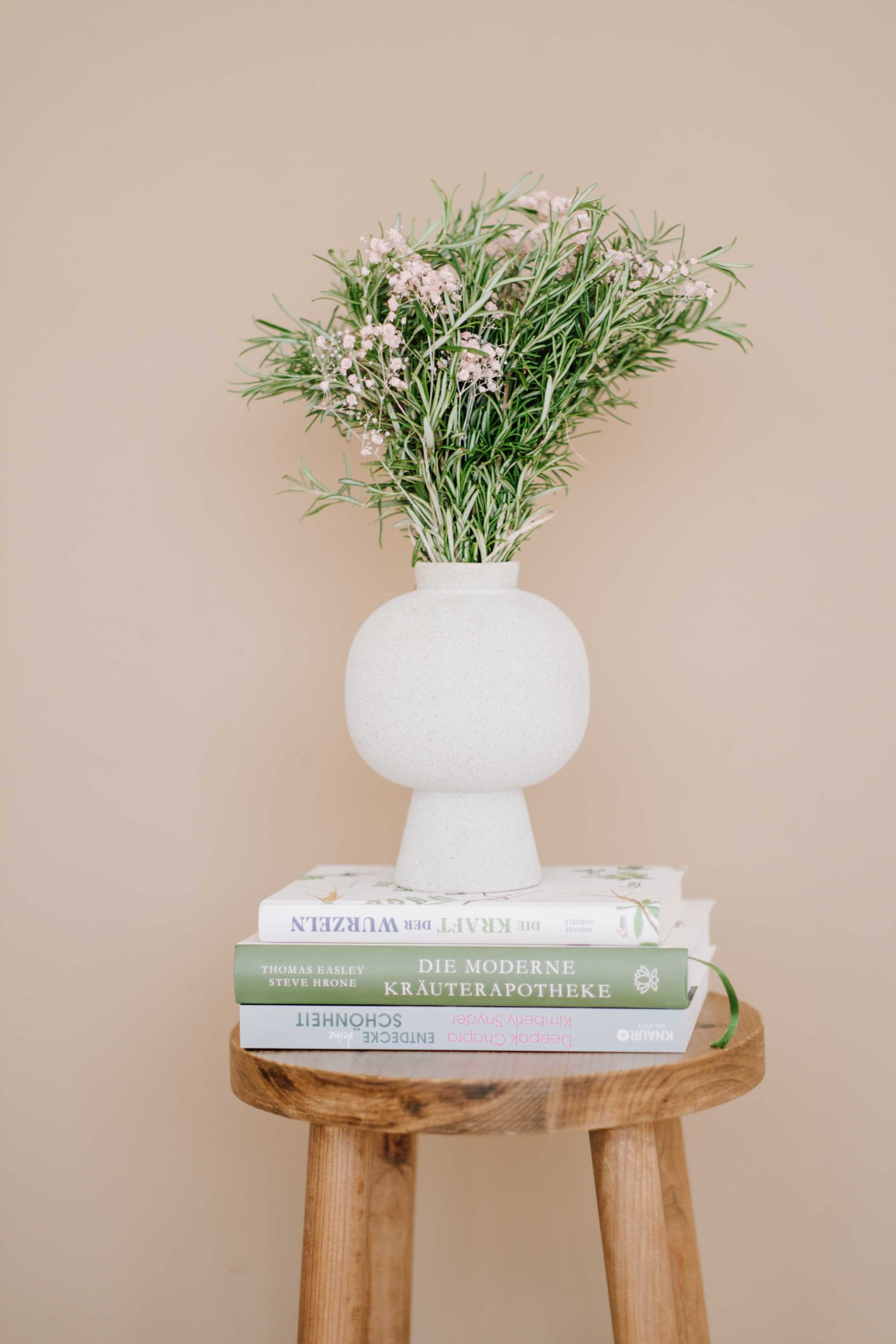 Pflanze in Vase auf Büchern