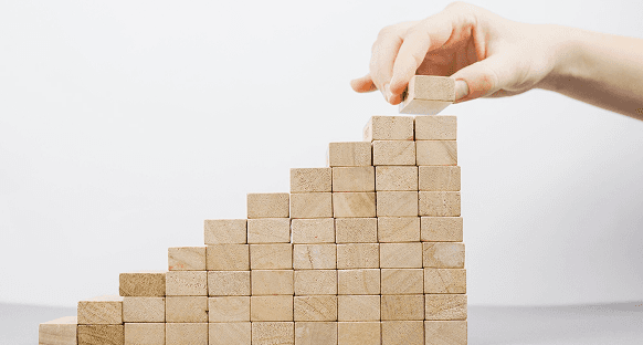 Foto de mão montando quebra-cabeças