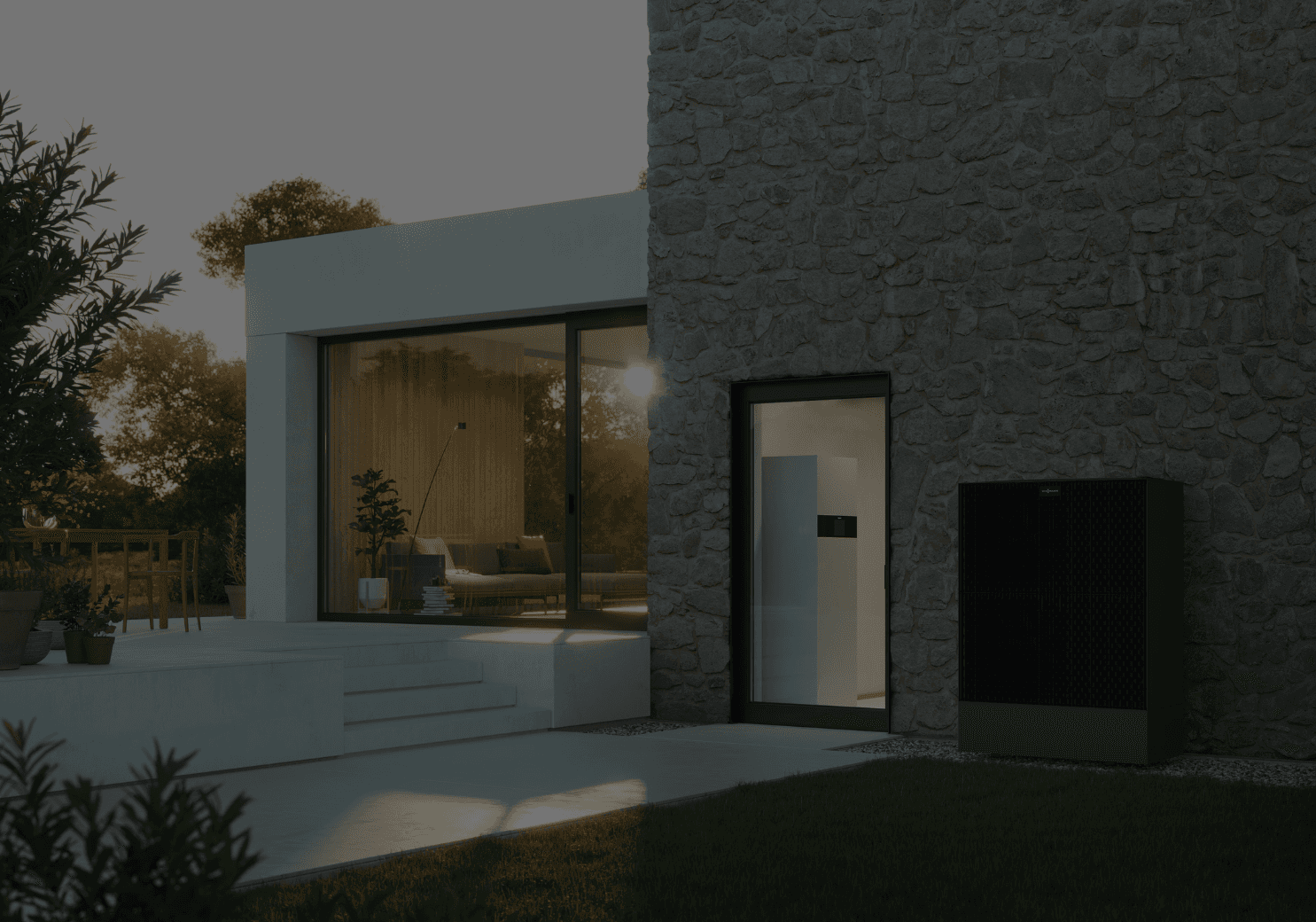 Außenansicht eines modernen Einfamilienhauses mit installierter Viessmann Vitocal 250-A Luft-Wasser-Wärmepumpe. Die energieeffiziente Wärmepumpe sorgt für umweltfreundliches Heizen mit natürlichem Kältemittel R290 und eignet sich ideal für den Austausch alter Heizsysteme im Altbau und Neubau.