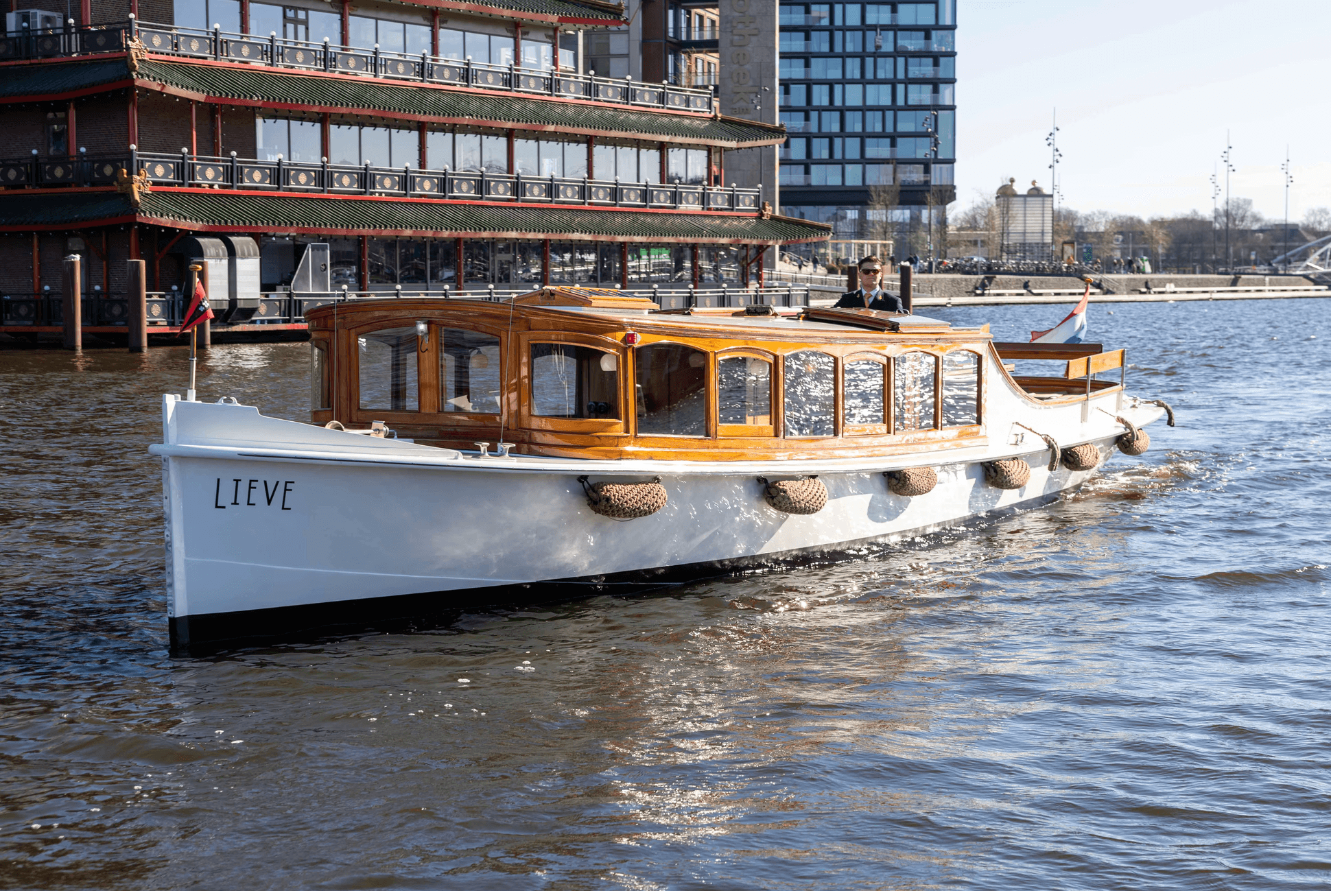 Boot Lieve bij Sea Palace