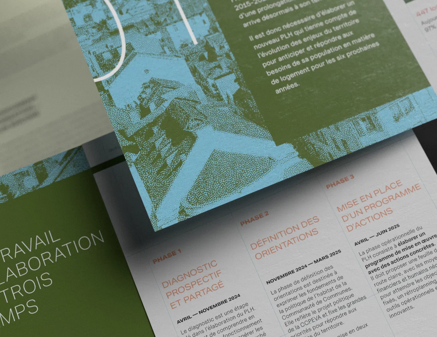 Gros plan sur une brochure présentant trois phases de projet : 'Diagnostic prospectif et partagé', 'Définition des orientations' et 'Mise en place d'un programme d'actions'. Le design utilise des tons verts et bleus avec une illustration stylisée de la ville d’Évian.