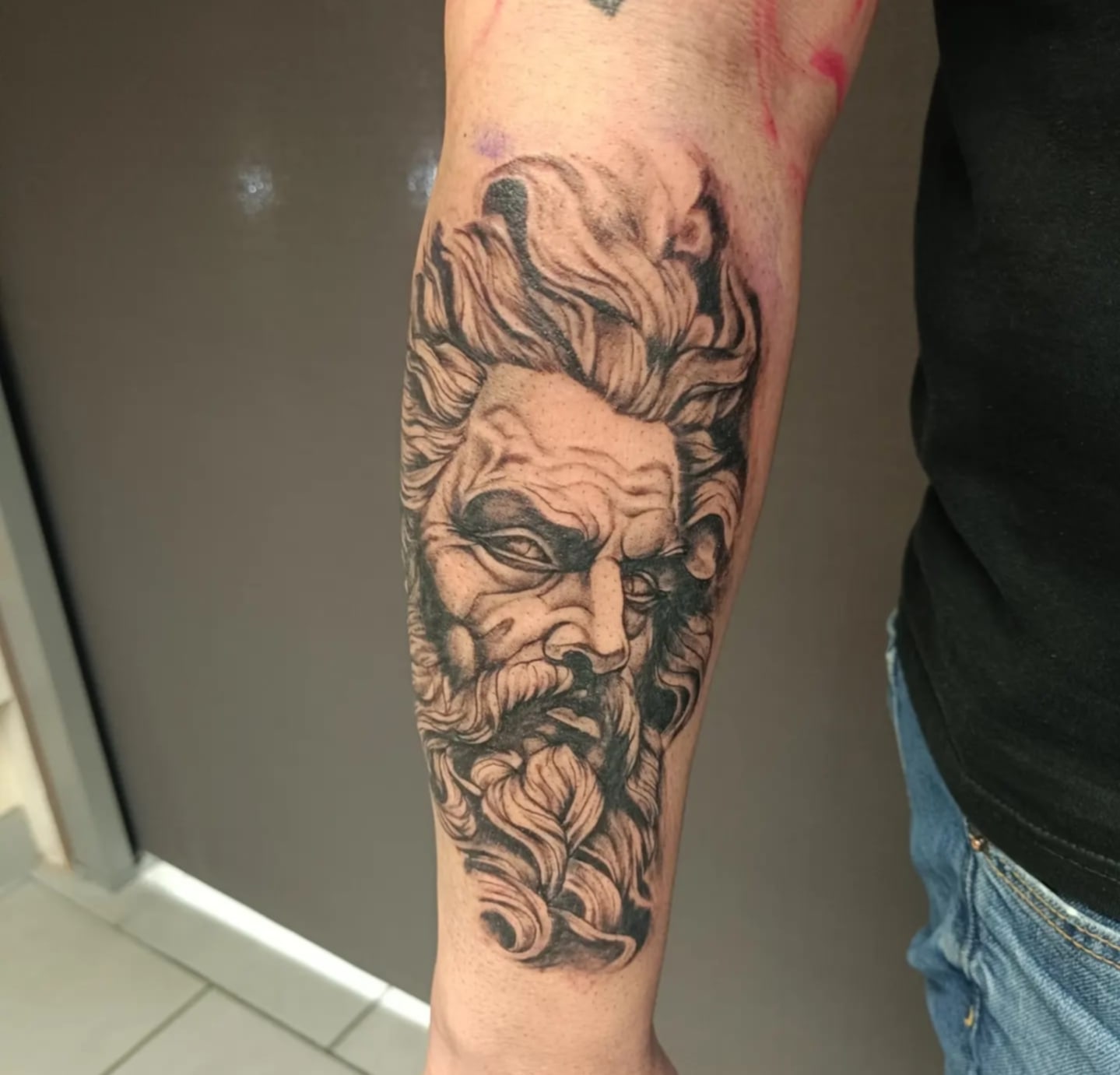 visage en encre noir style mythologie