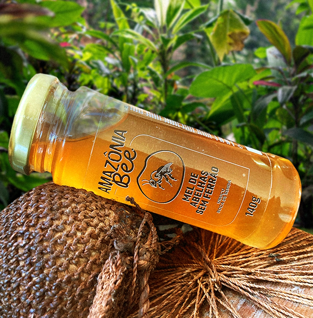 Garra de mel de abelha sem ferrão em um fundo de natureza.