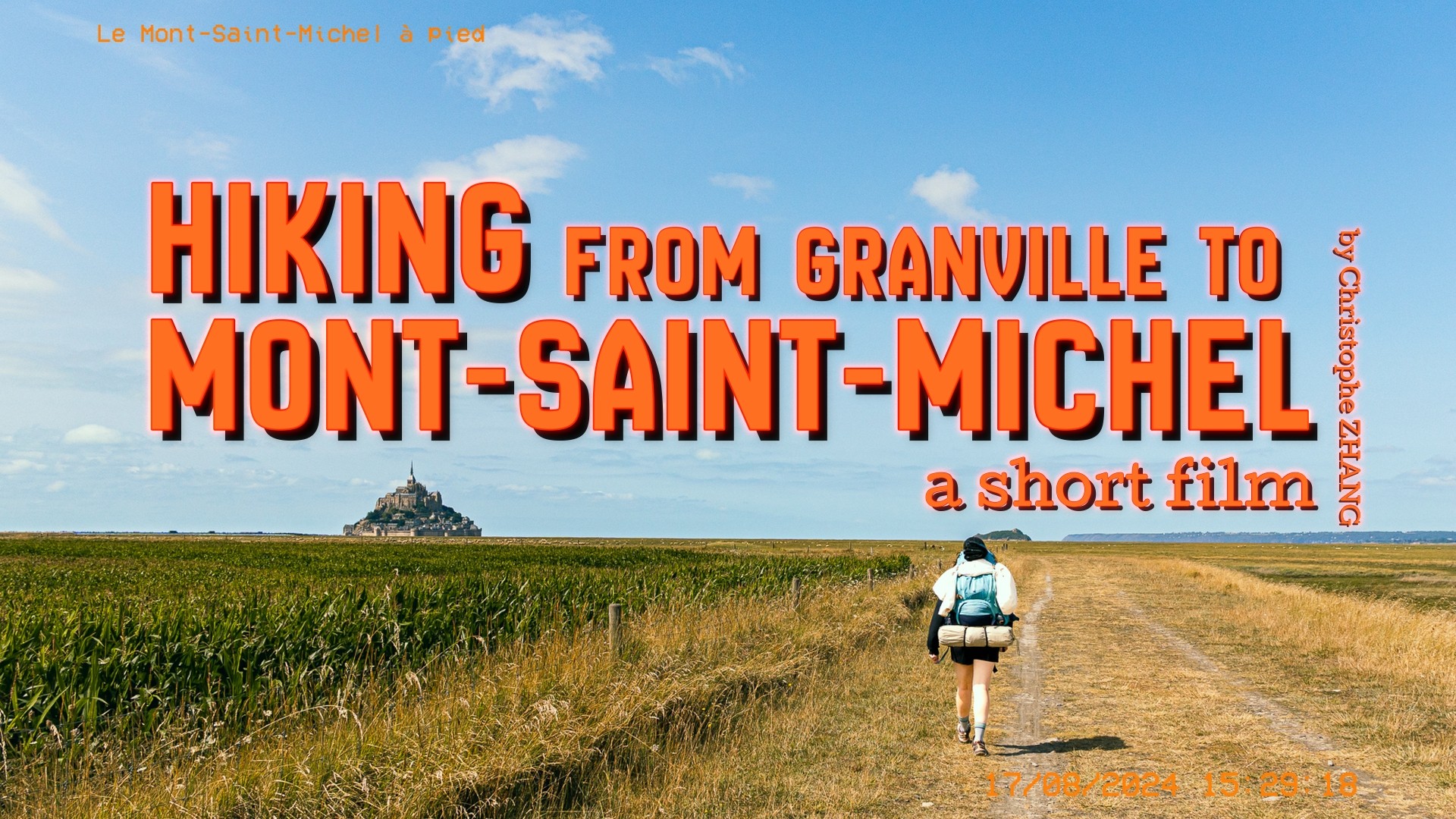 Visuel de randonnée sur un sentier herbeux, Mont-Saint-Michel en arrière-plan.