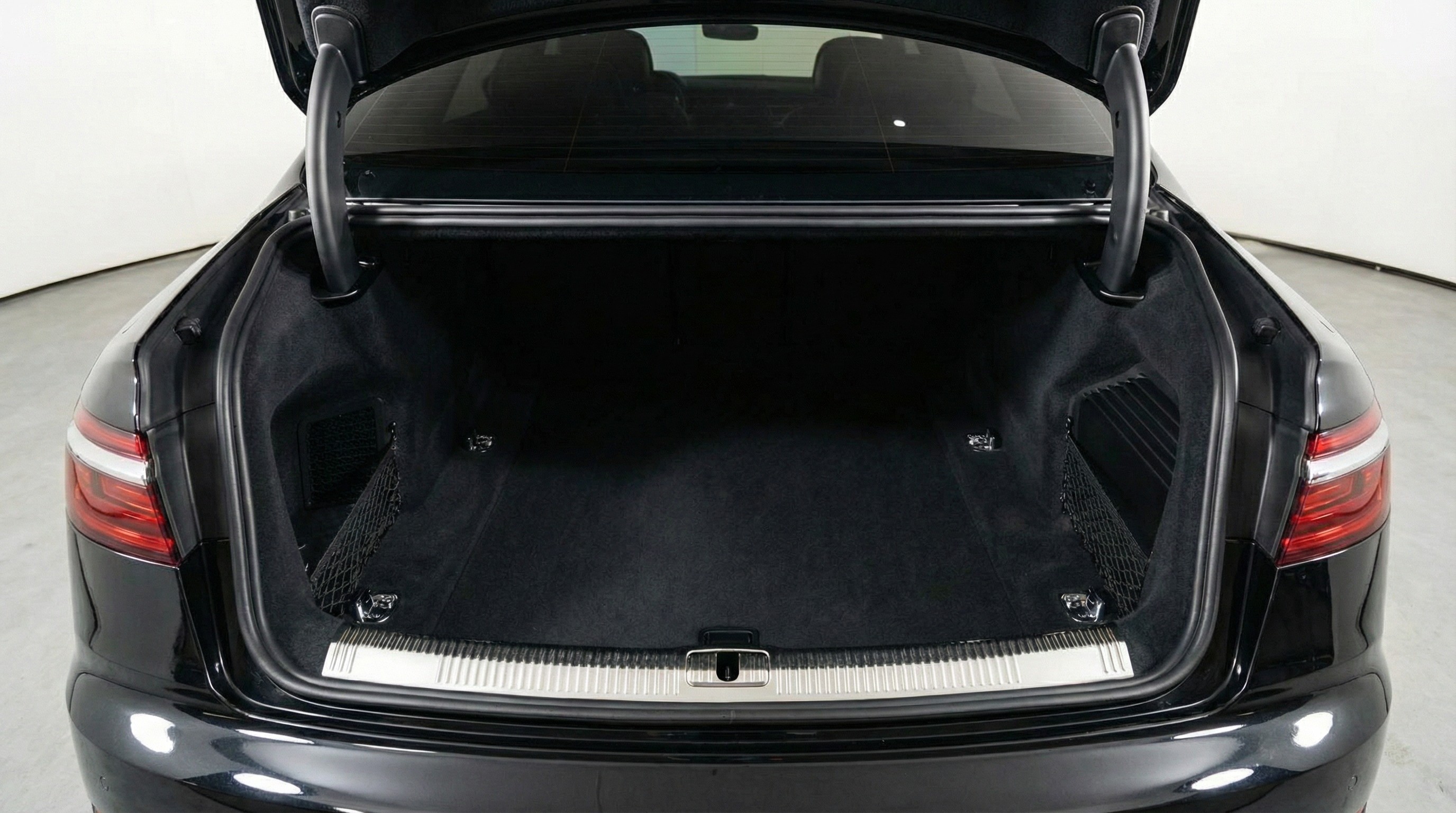 Audi A8L - Trunk